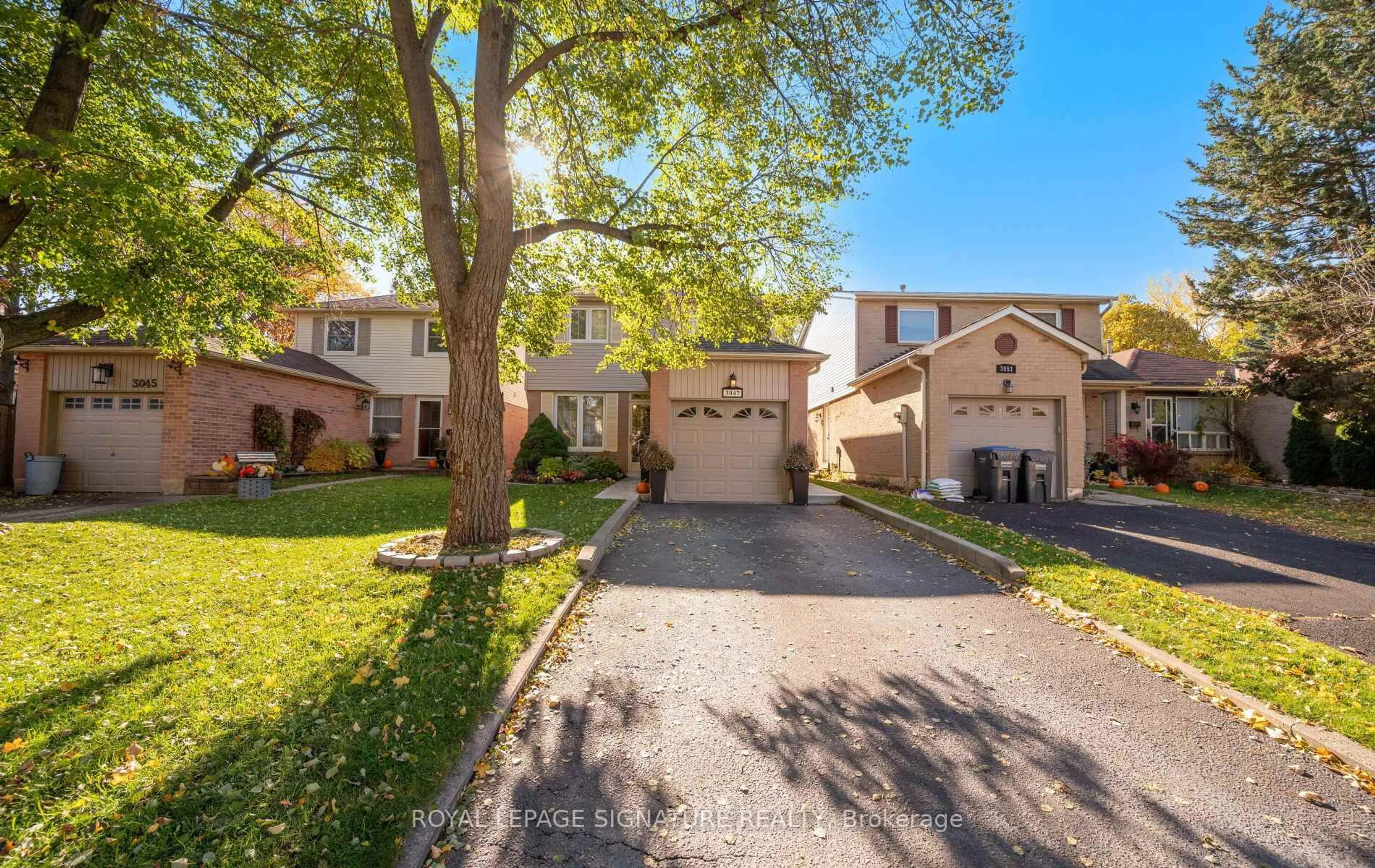 A pic from outside/outdoor area/front of a property/back of a property/a pic from drone, street for 3047 Kilbride Cres, Mississauga Ontario L5N 3C4