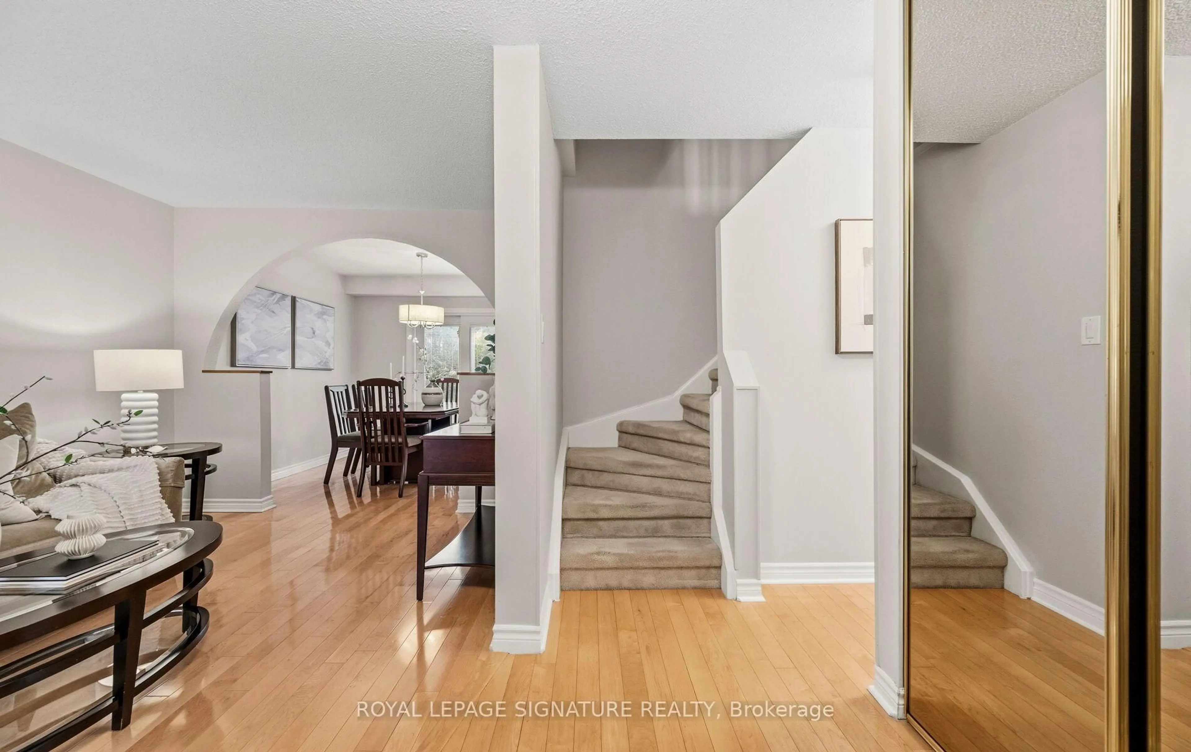 Indoor foyer for 3047 Kilbride Cres, Mississauga Ontario L5N 3C4
