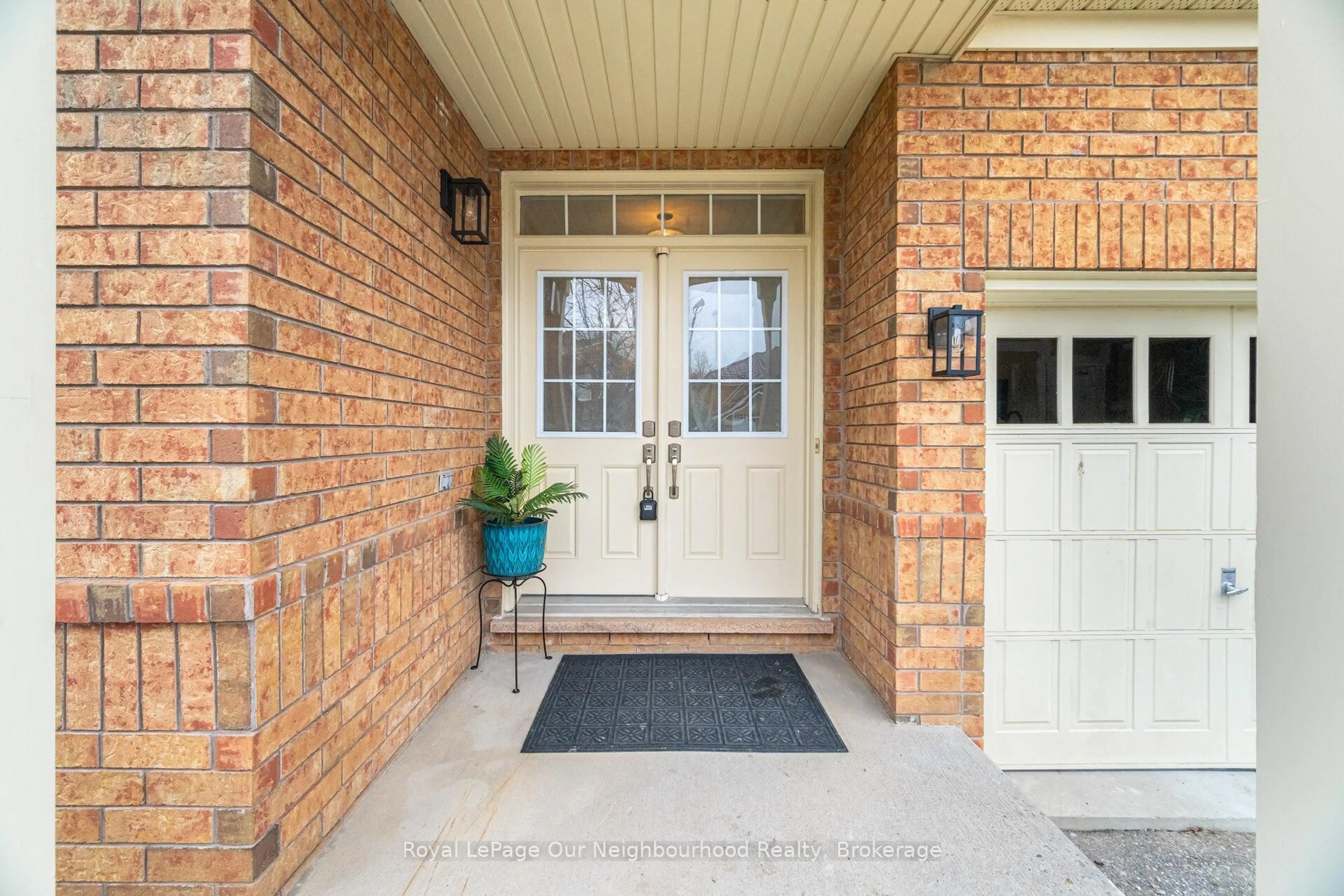 Indoor entryway for 69 Bloomsbury Ave, Brampton Ontario L6P 1S6