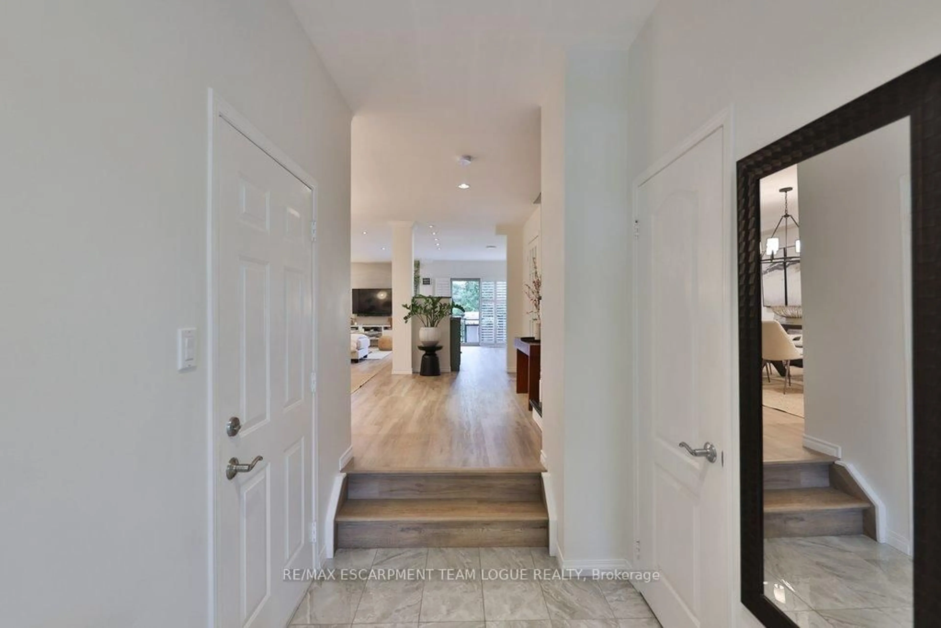 Indoor entryway for 2226 Arbourview Dr, Oakville Ontario L6M 3N7