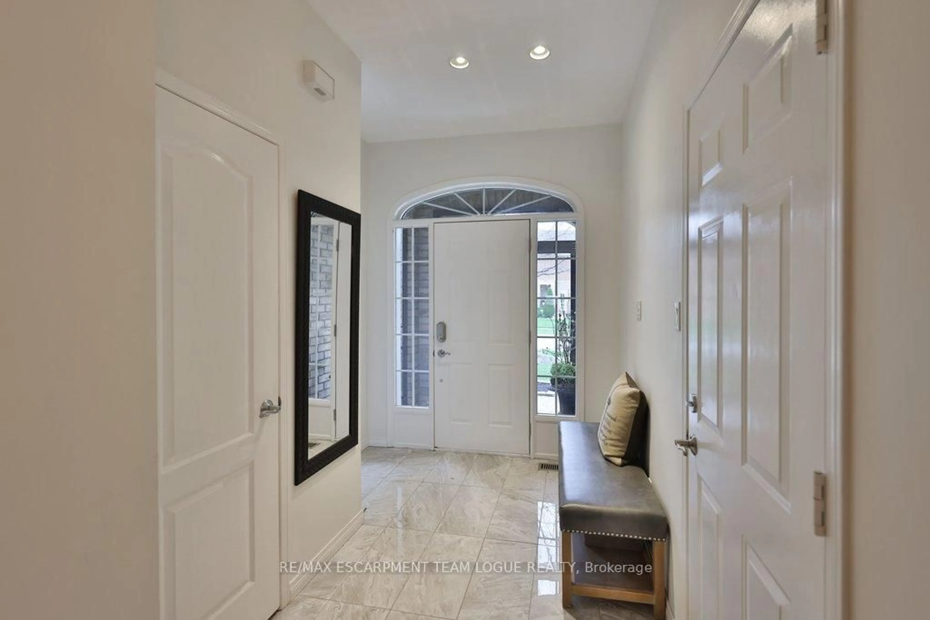 Indoor entryway for 2226 Arbourview Dr, Oakville Ontario L6M 3N7