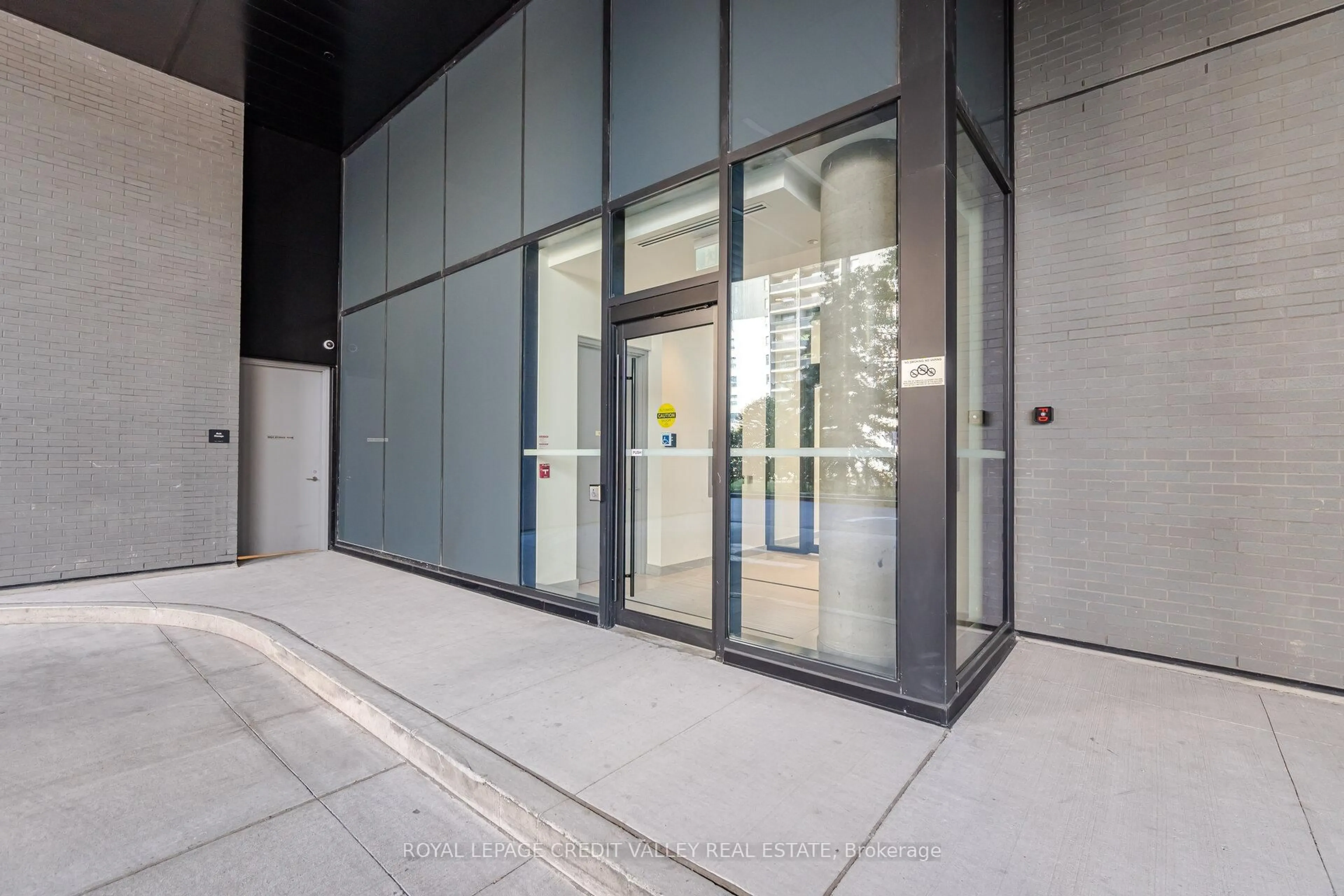 Indoor foyer for 86 Dundas St #315, Mississauga Ontario L7A 0B1