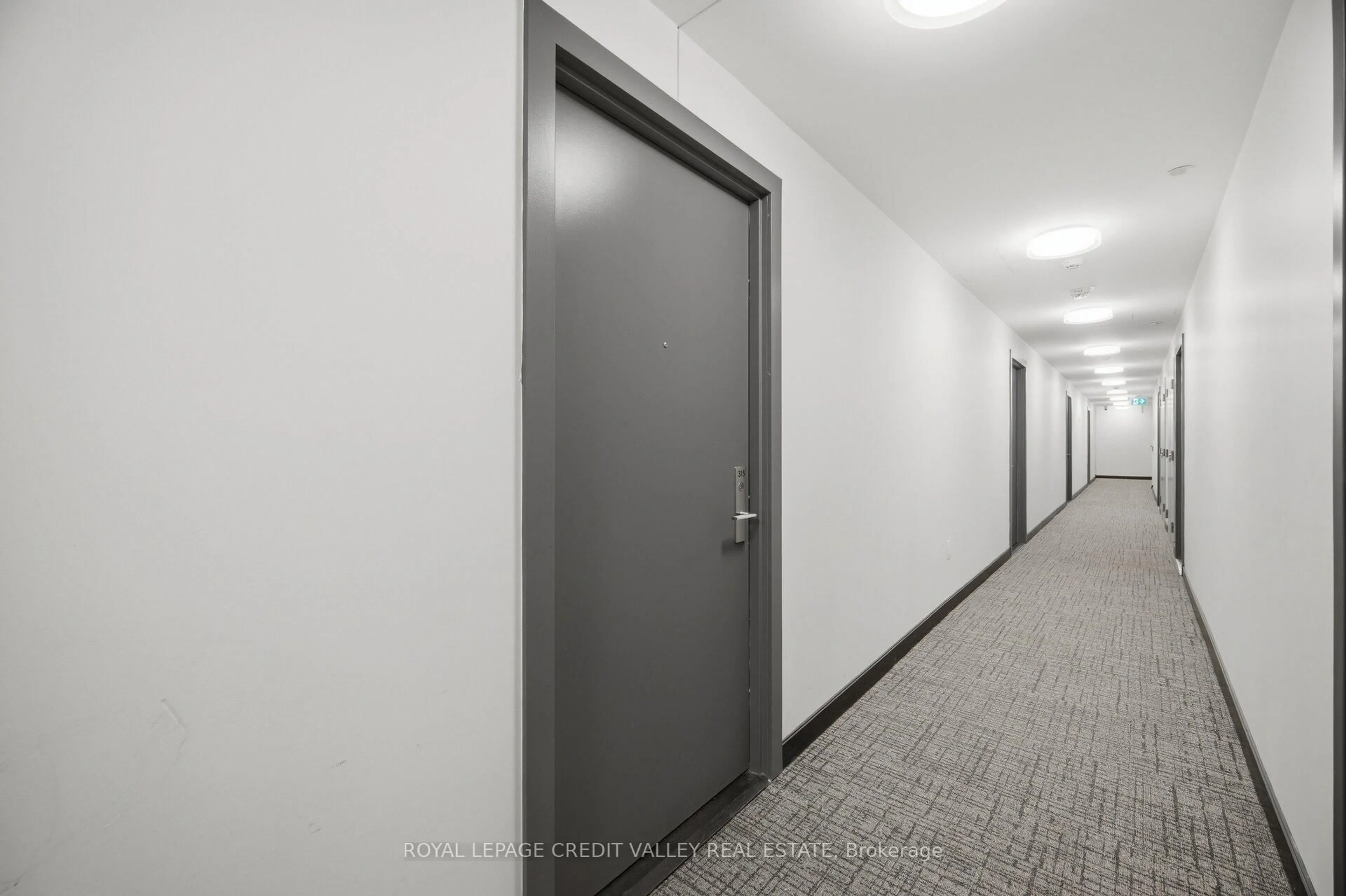 Indoor foyer for 86 Dundas St #315, Mississauga Ontario L7A 0B1