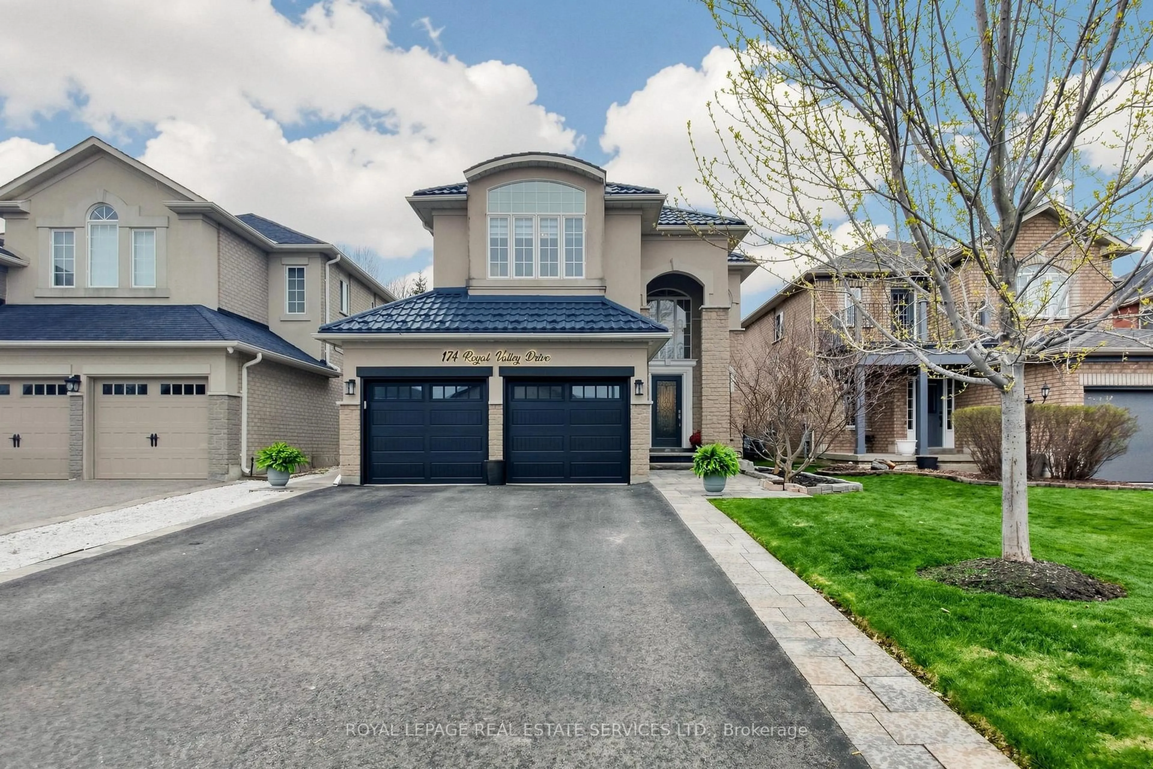 A pic from outside/outdoor area/front of a property/back of a property/a pic from drone, street for 174 Royal Valley Dr, Caledon Ontario L7C 1C9