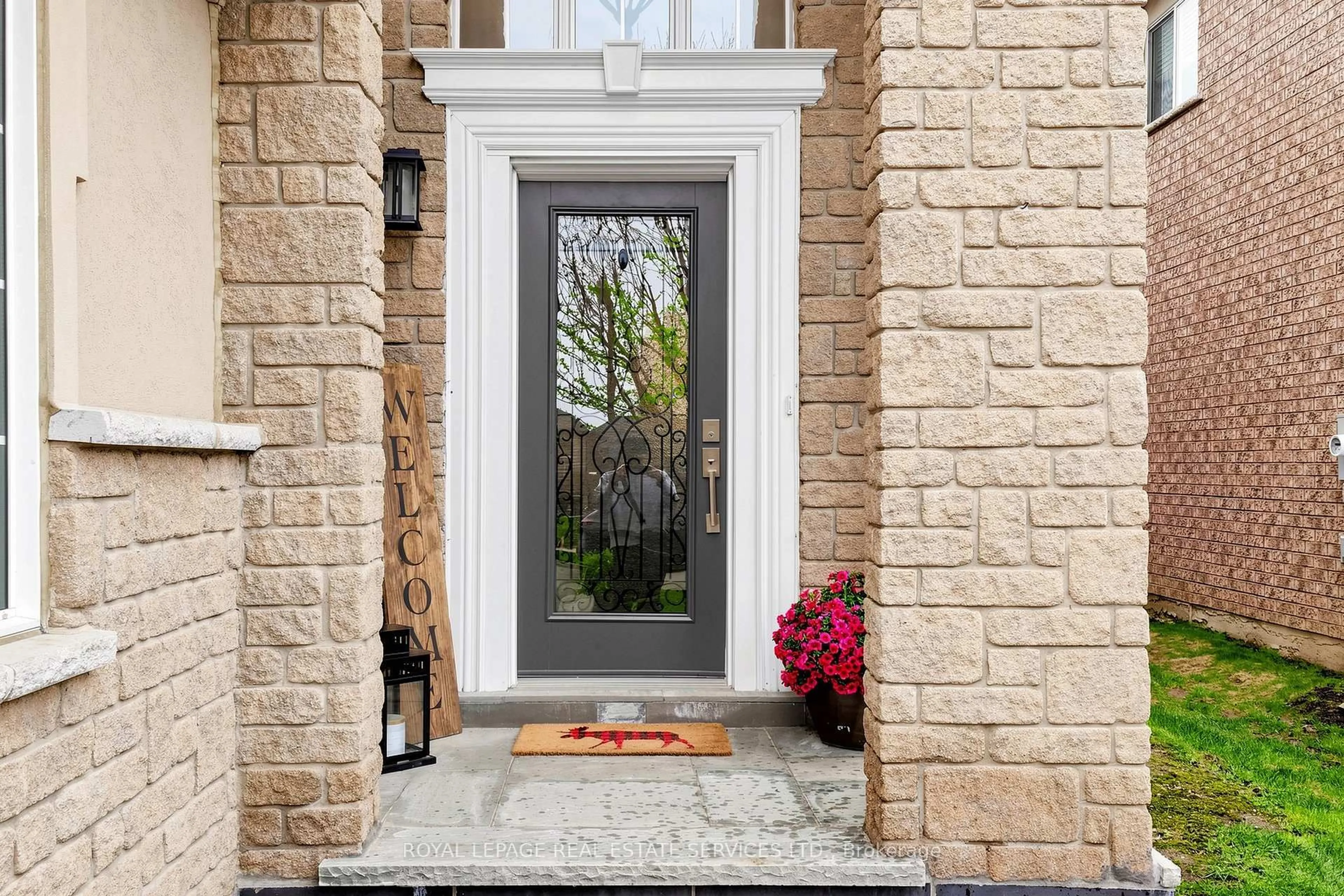Indoor entryway for 174 Royal Valley Dr, Caledon Ontario L7C 1C9