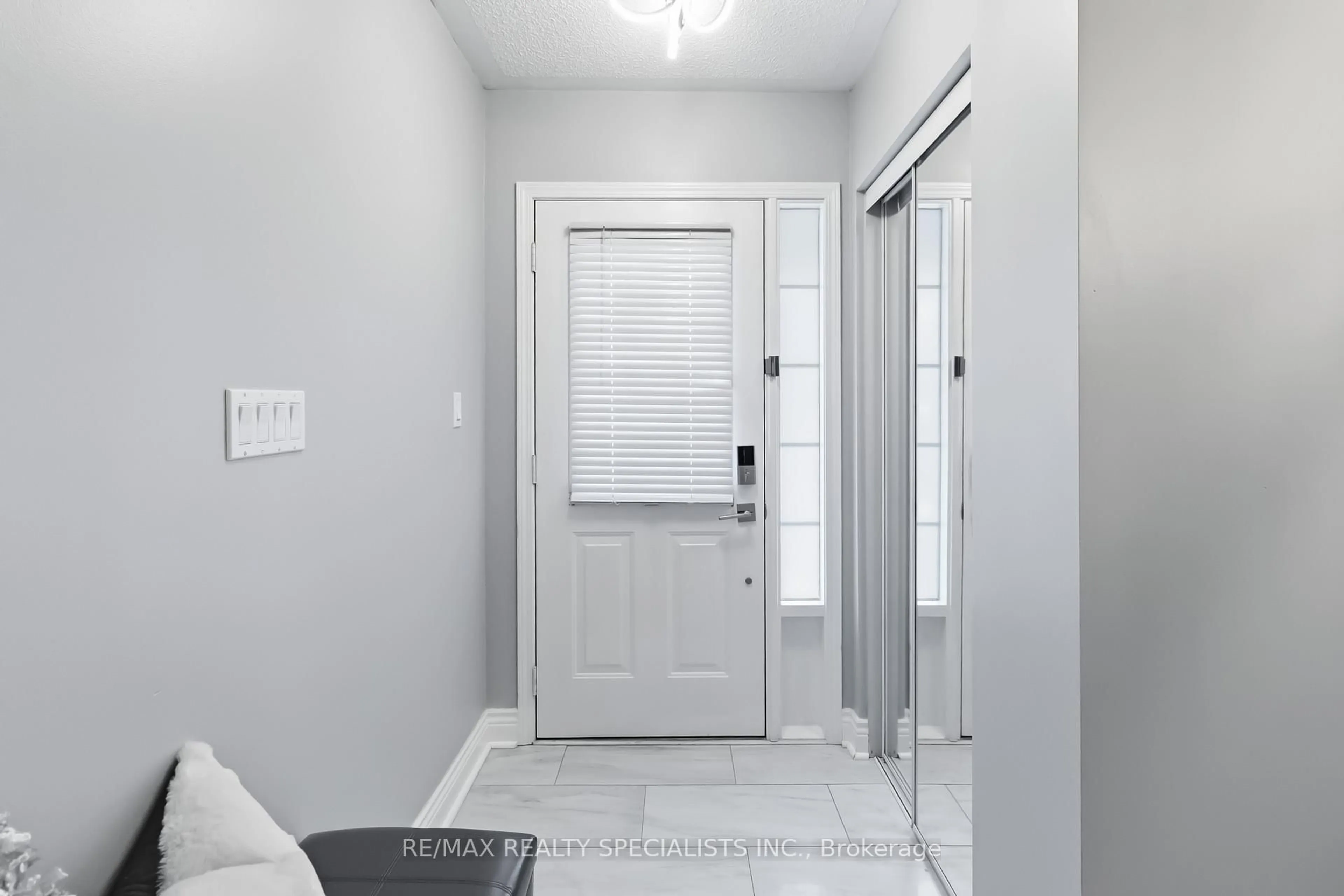 Indoor entryway for 2481 Carberry Way, Oakville Ontario L6M 4S5