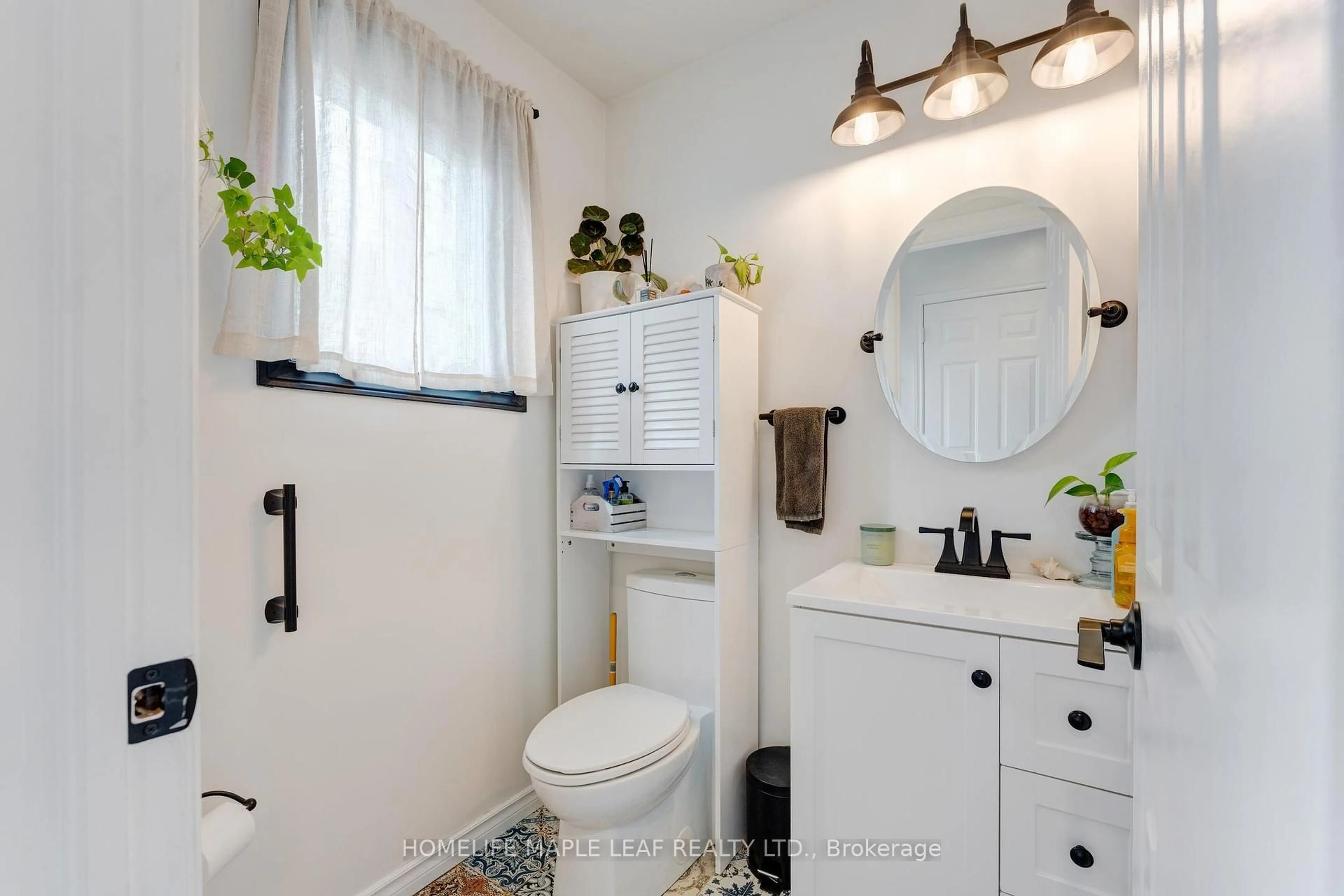 Standard bathroom, ceramic/tile floor for 121 Falconer Dr #6, Mississauga Ontario L5N 2K8