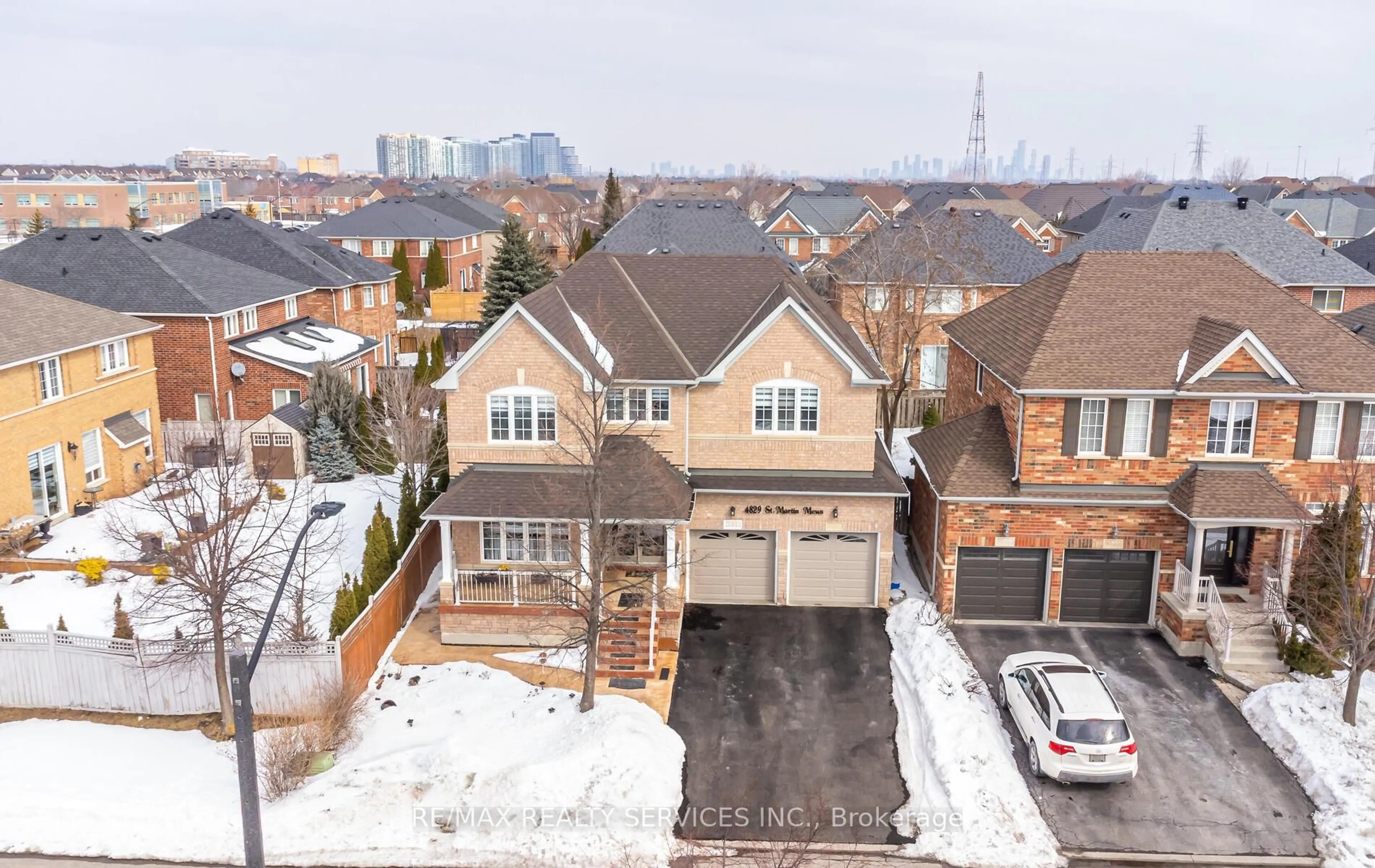 A pic from outside/outdoor area/front of a property/back of a property/a pic from drone, street for 4829 St. Martin Mews, Mississauga Ontario L5M 7J9