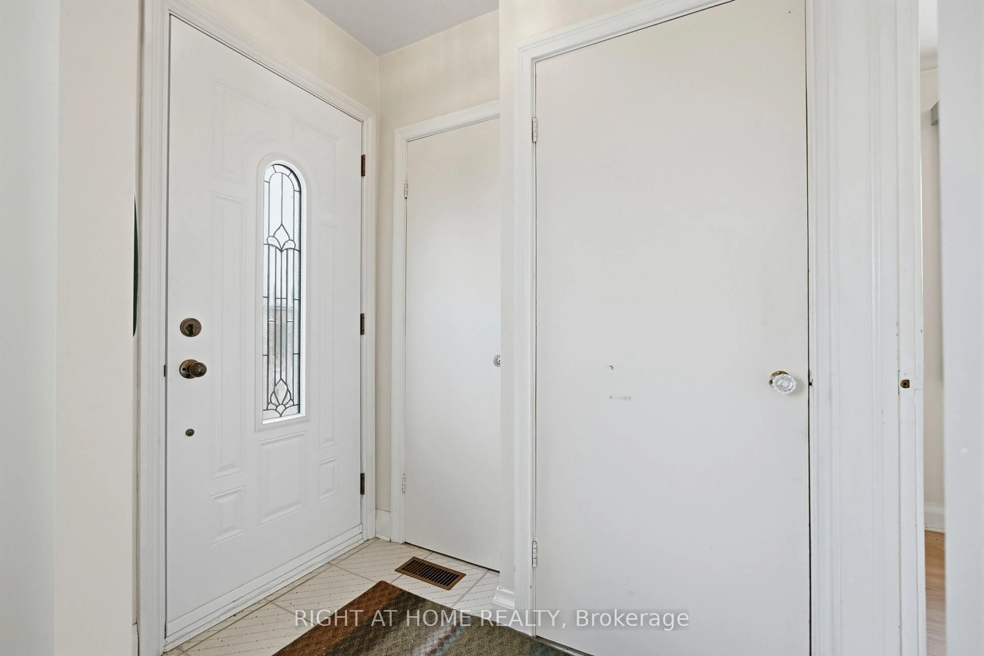 Indoor entryway for 258 Beta St, Toronto Ontario M8W 4J1