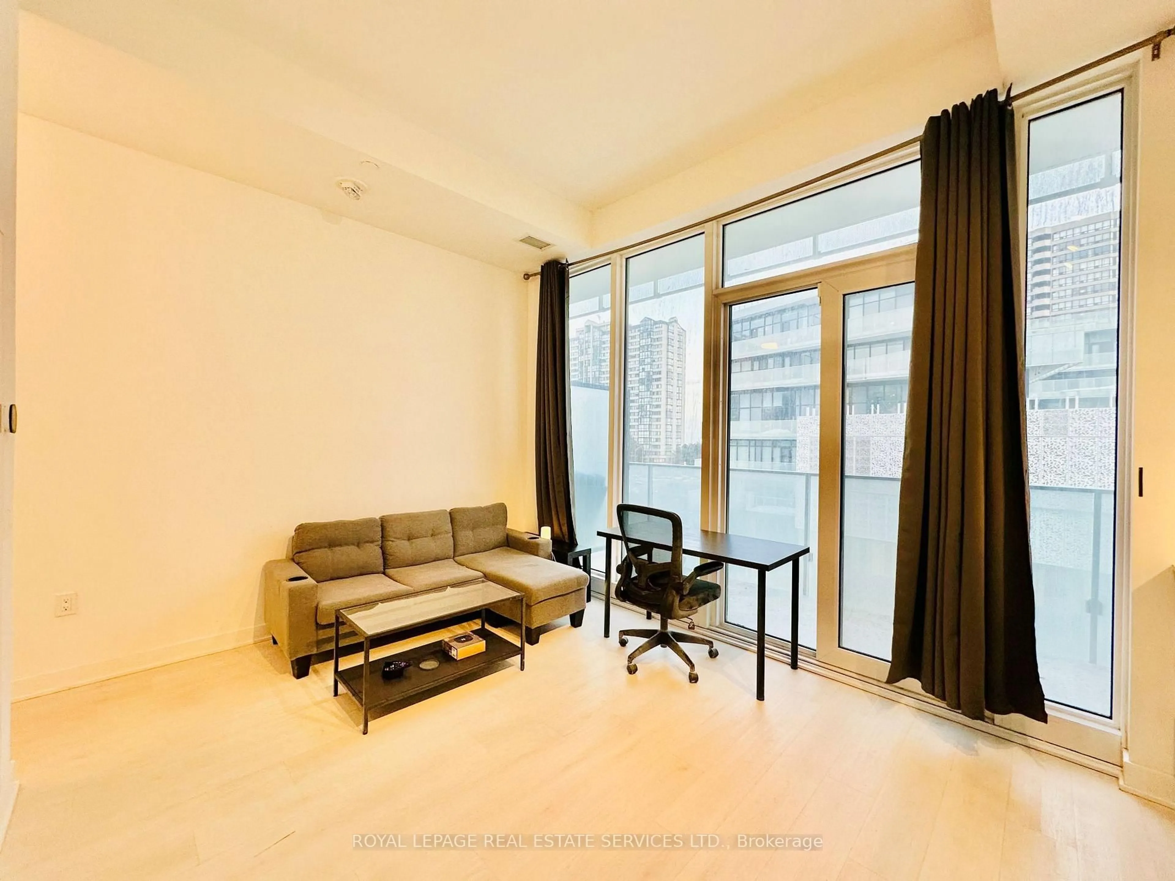 Living room with furniture, unknown for 3900 Confederation Pkwy #323, Mississauga Ontario L5B 0M3