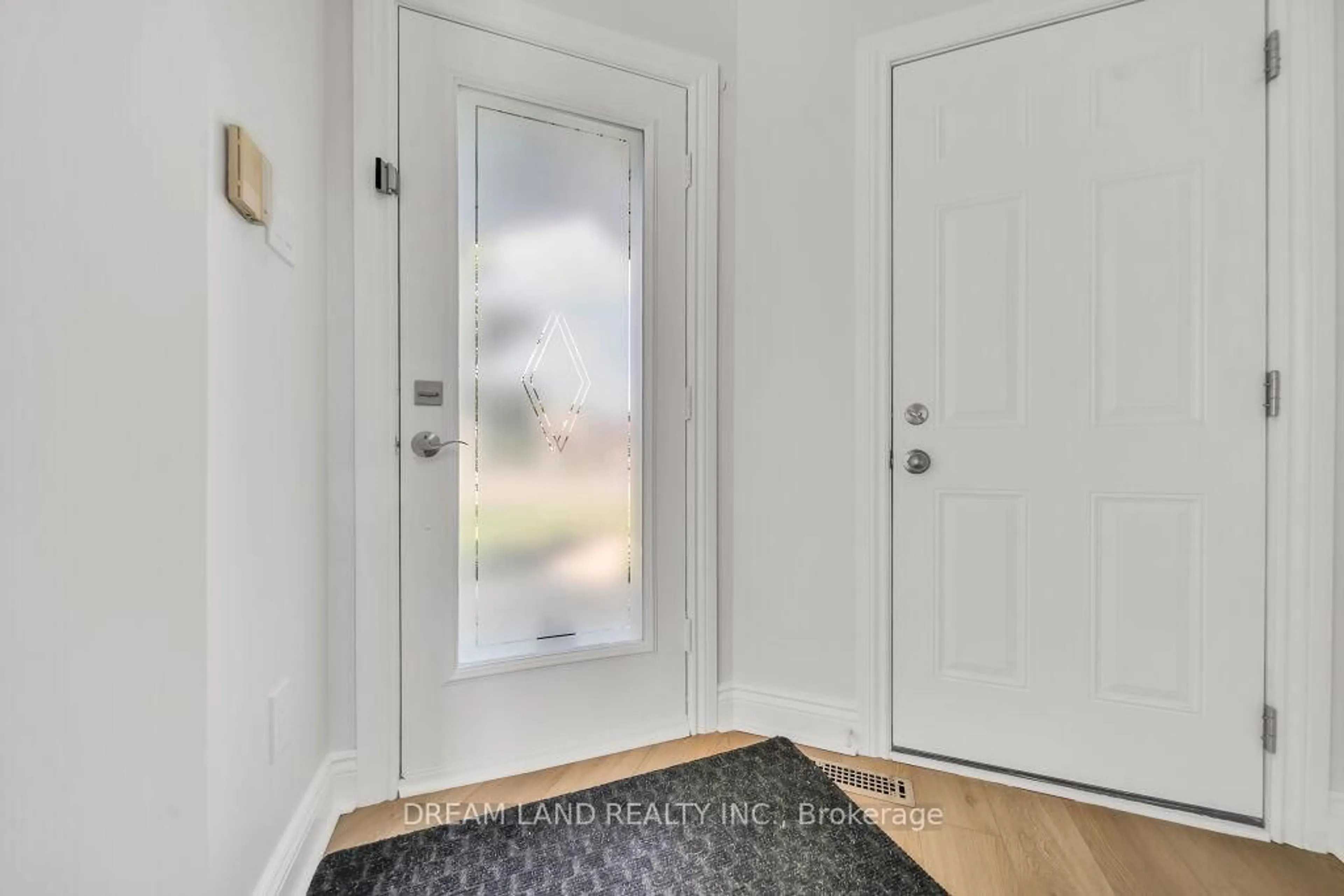 Indoor entryway for 272 Barber Dr, Halton Hills Ontario L7G 5H1