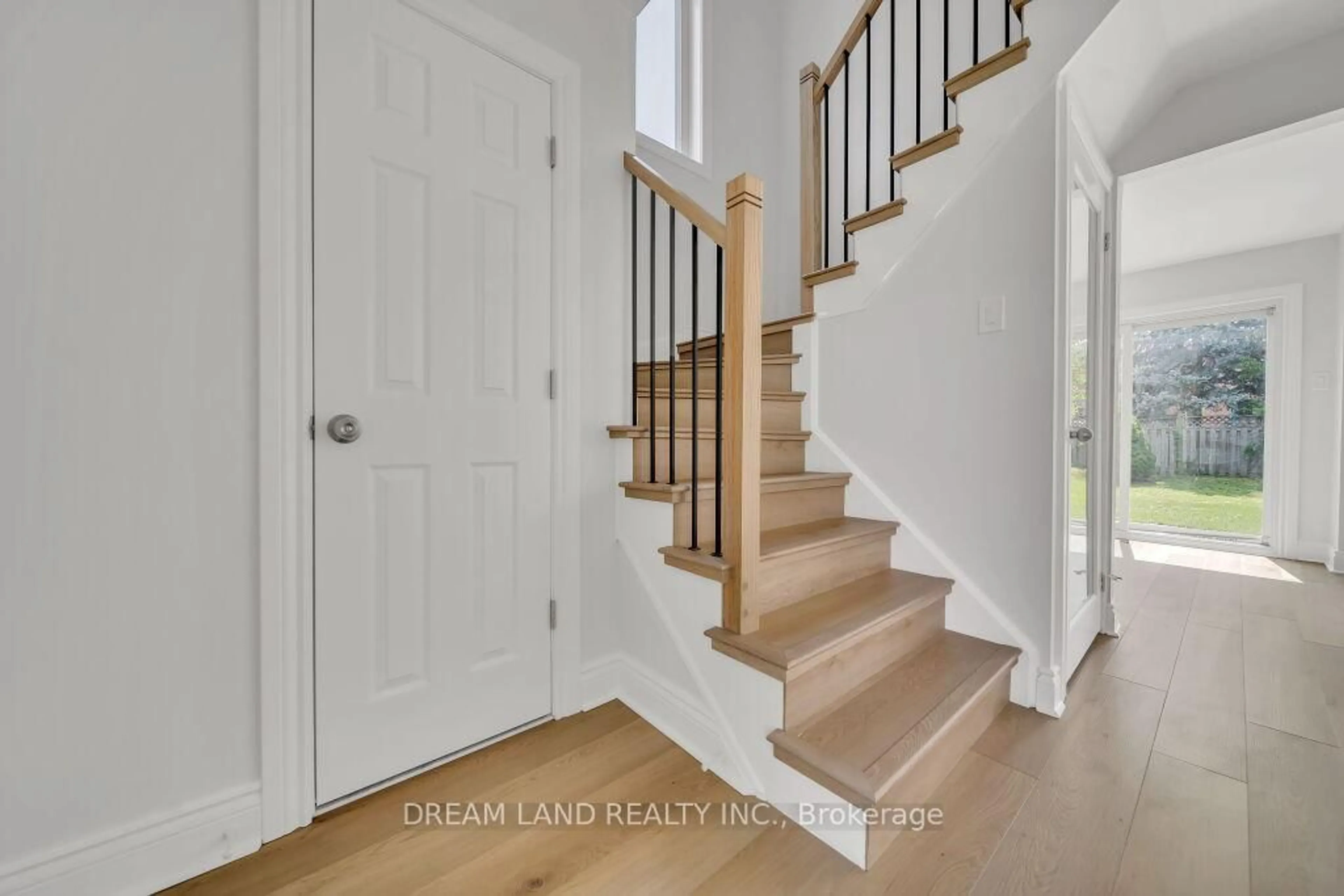 Indoor entryway for 272 Barber Dr, Halton Hills Ontario L7G 5H1