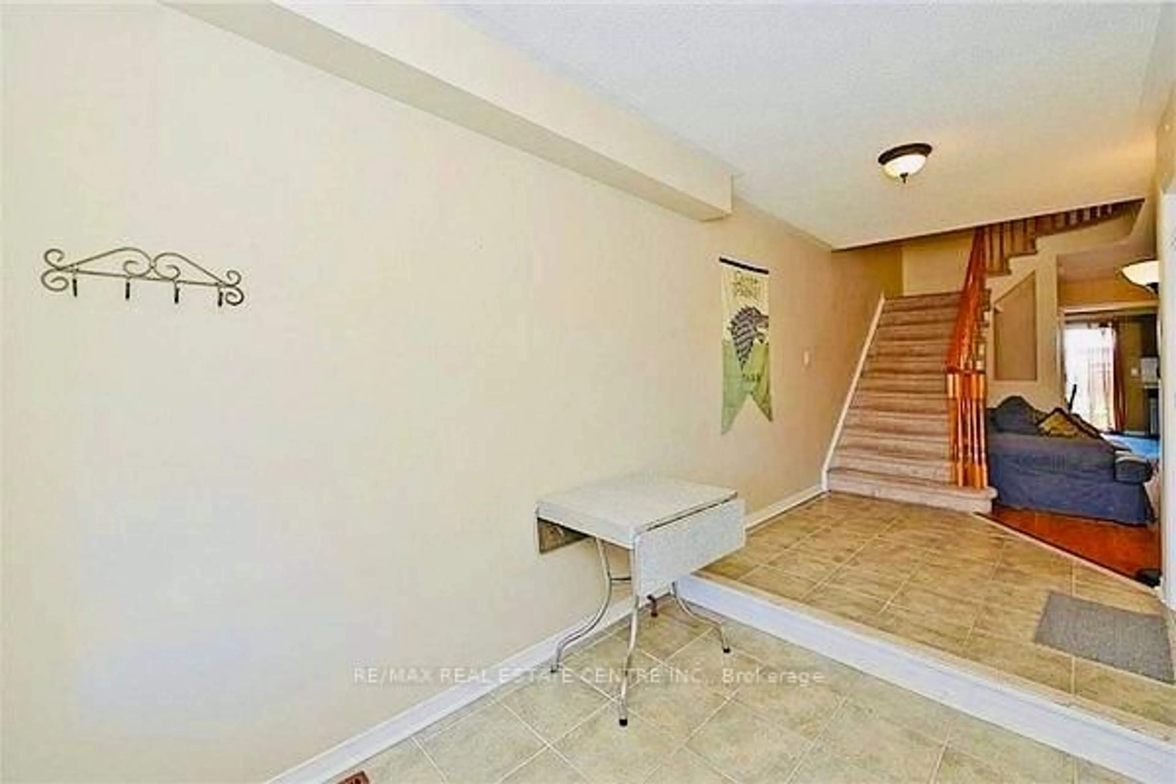 Indoor foyer for 5673 Flora Dr, Burlington Ontario L7L 6X4
