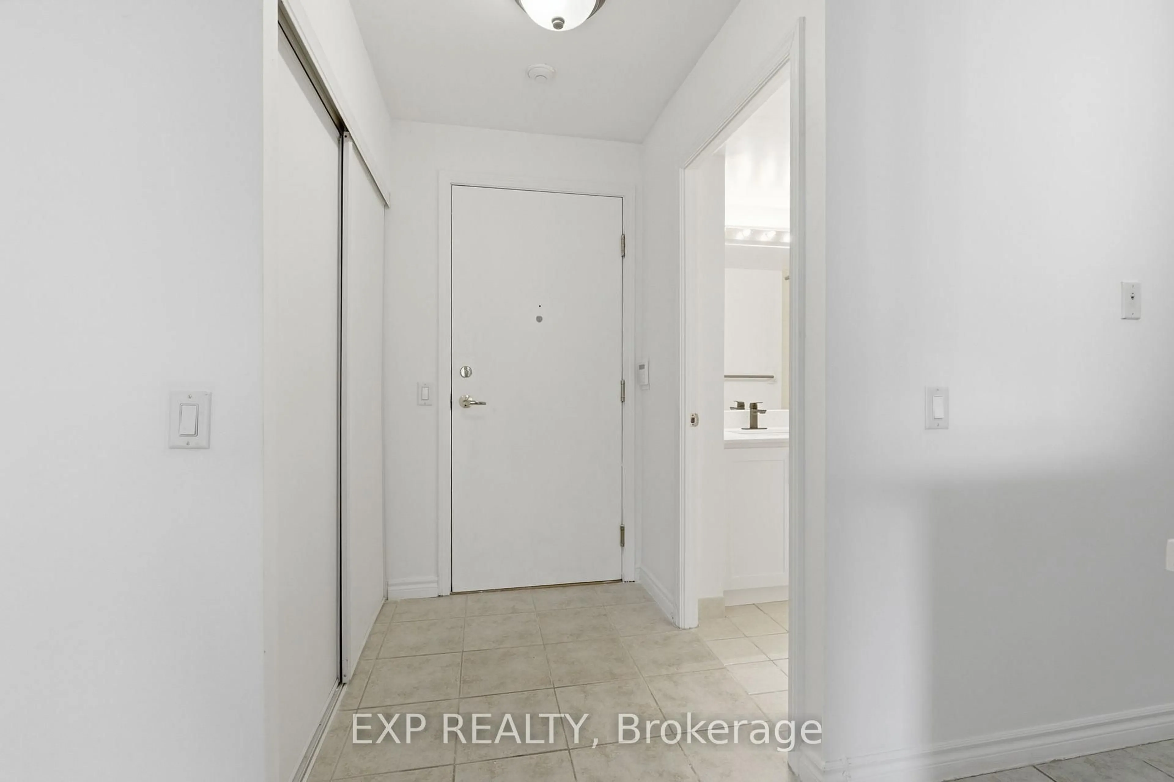 Indoor entryway for 25 Kingsbridge Garden Circ #2120, Mississauga Ontario L5R 4B1