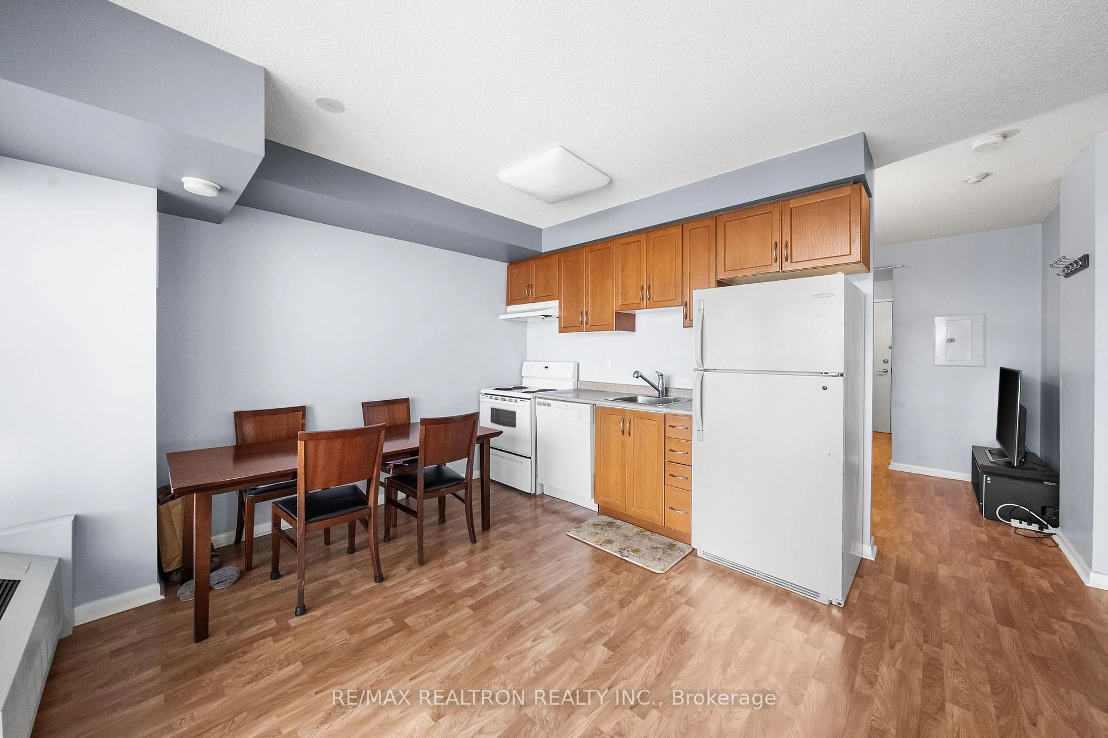 Standard kitchen, wood/laminate floor for 2464 Weston Rd #405, Toronto Ontario M9N 0A2