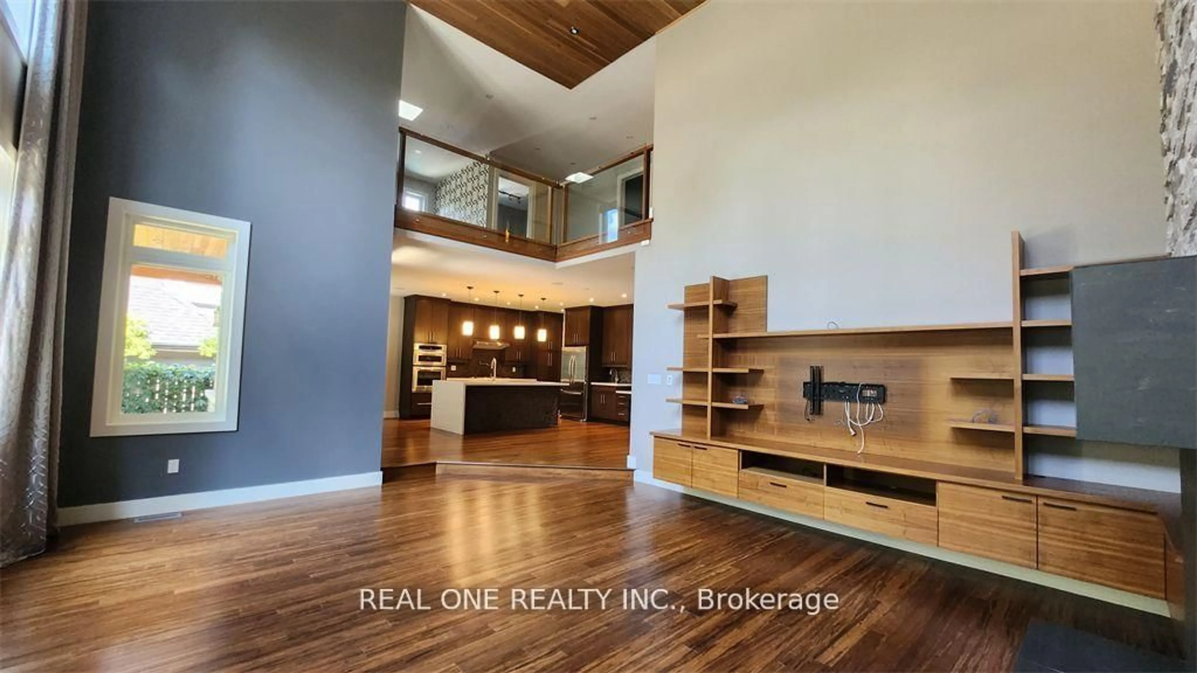 Open concept kitchen, wood/laminate floor for 531 Jeanette Dr, Oakville Ontario L6K 1M9
