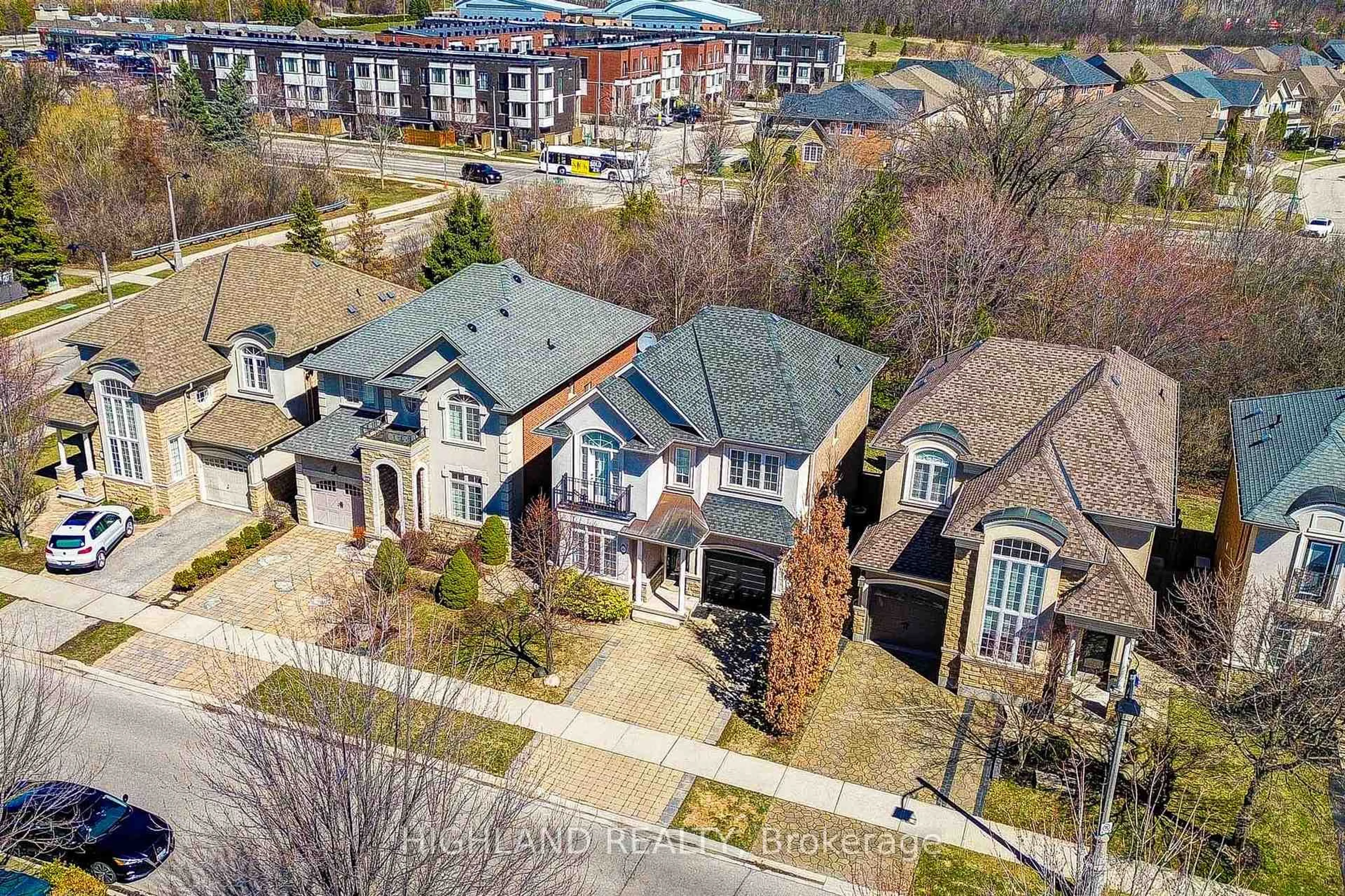 A pic from outside/outdoor area/front of a property/back of a property/a pic from drone, city buildings view from balcony for 311 Duskywing Way, Oakville Ontario L6L 6X6