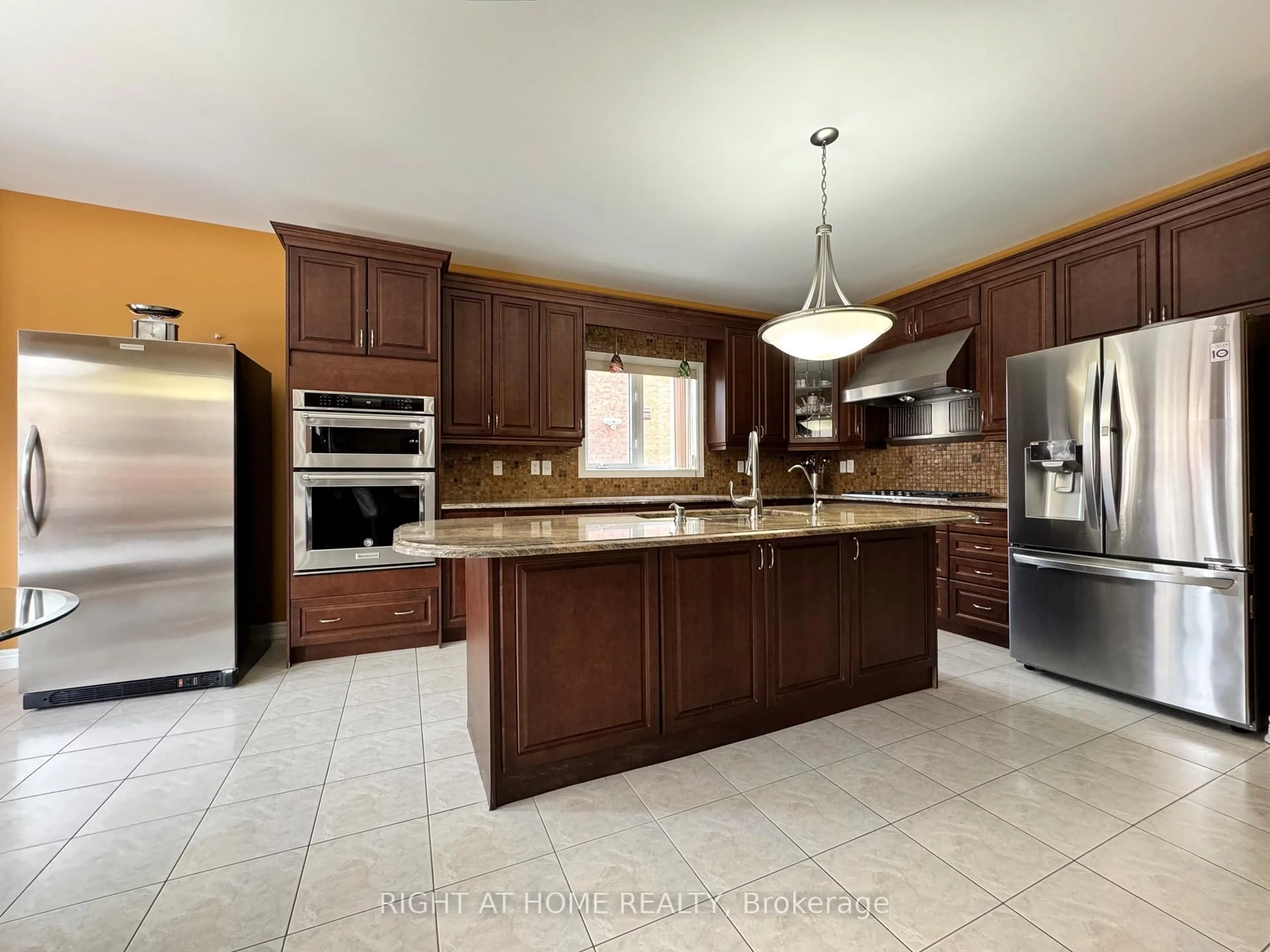 Open concept kitchen, ceramic/tile floor for 29 Lynnvalley Cres, Brampton Ontario L6P 2E1
