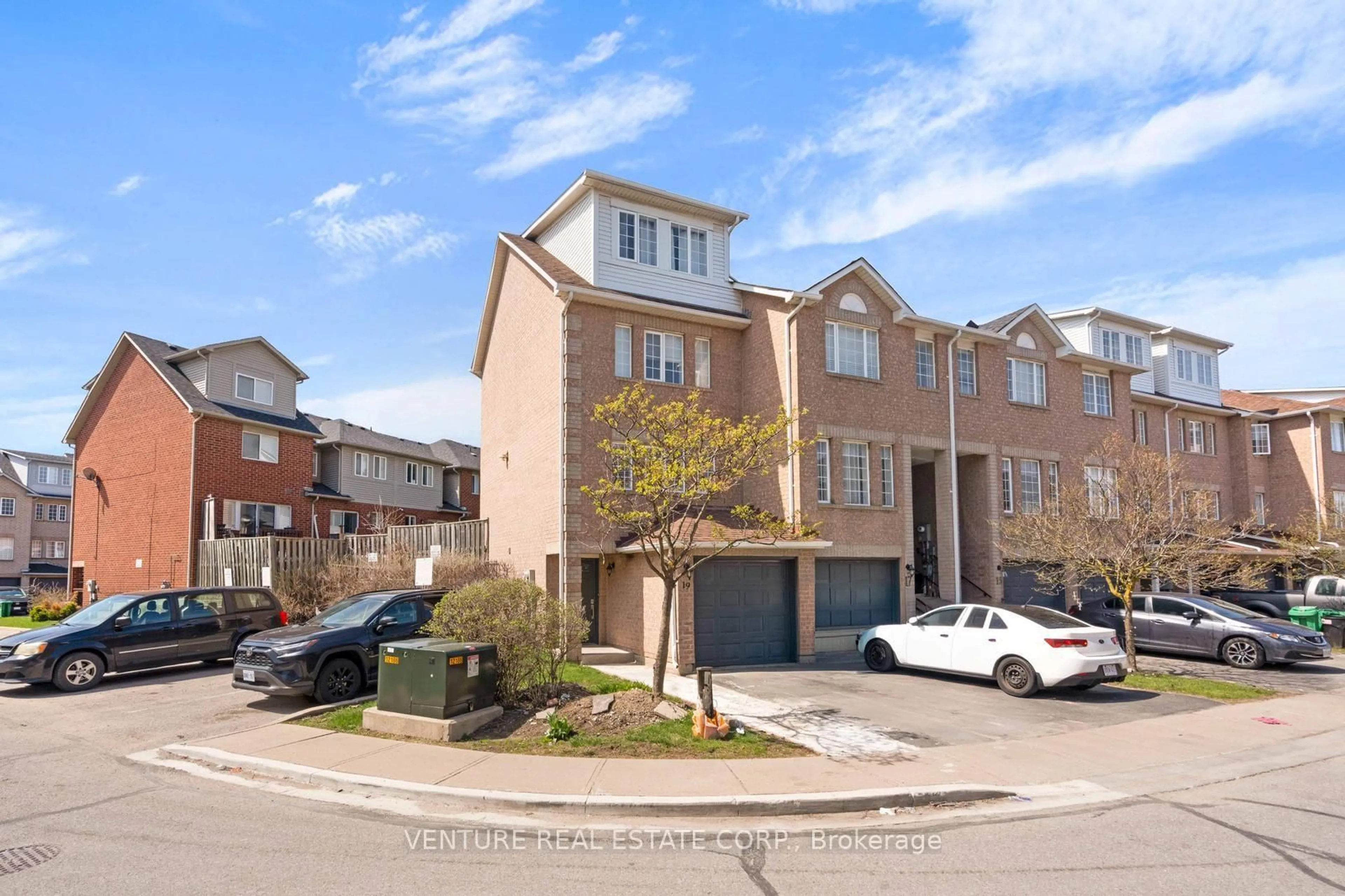 A pic from outside/outdoor area/front of a property/back of a property/a pic from drone, street for 19 Spadina Rd, Brampton Ontario L6X 4X6