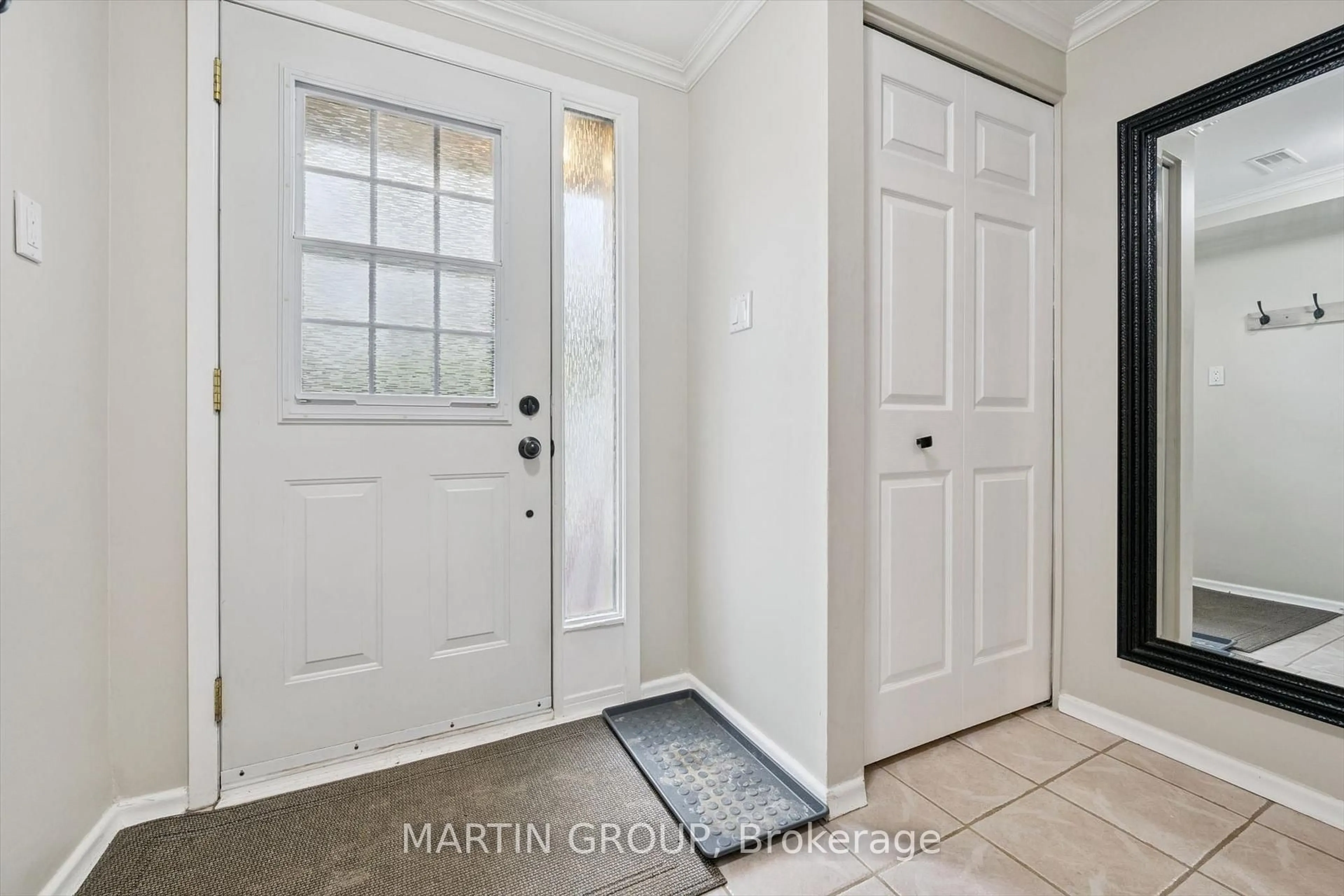 Indoor entryway for 1270 Gainsborough Dr #2, Oakville Ontario L6H 2L2