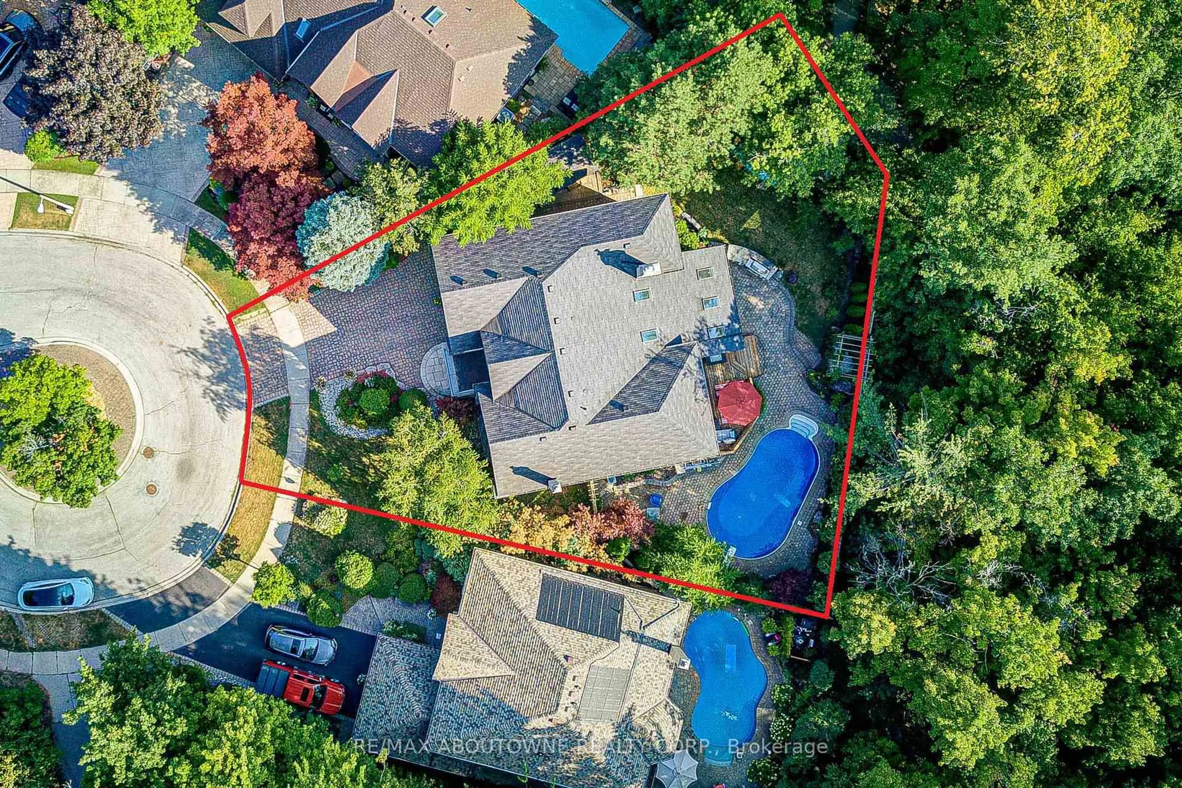 A pic from outside/outdoor area/front of a property/back of a property/a pic from drone, street for 1328 King Henry Crt, Oakville Ontario L6M 2Y6