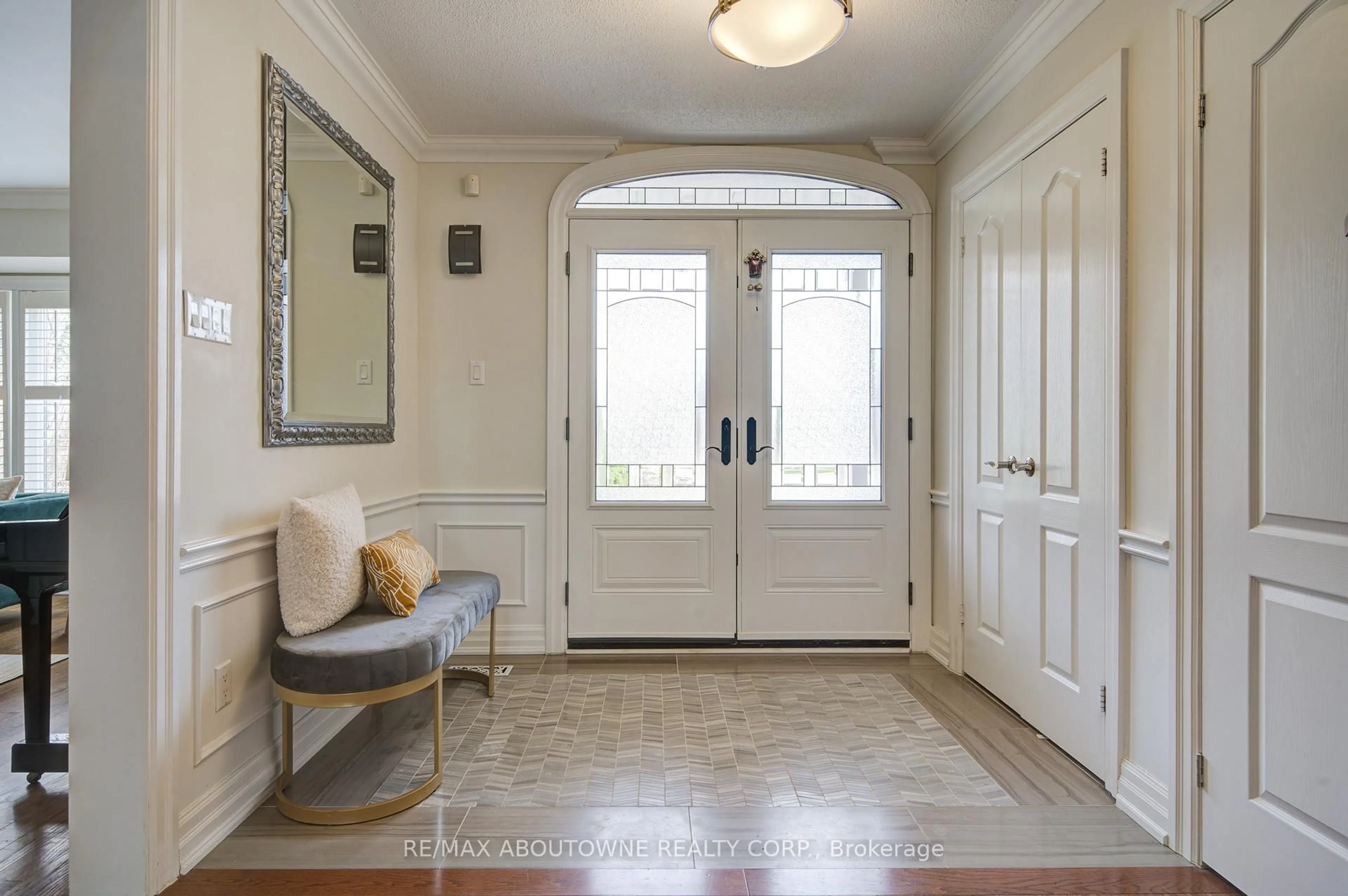 Indoor entryway for 1328 King Henry Crt, Oakville Ontario L6M 2Y6