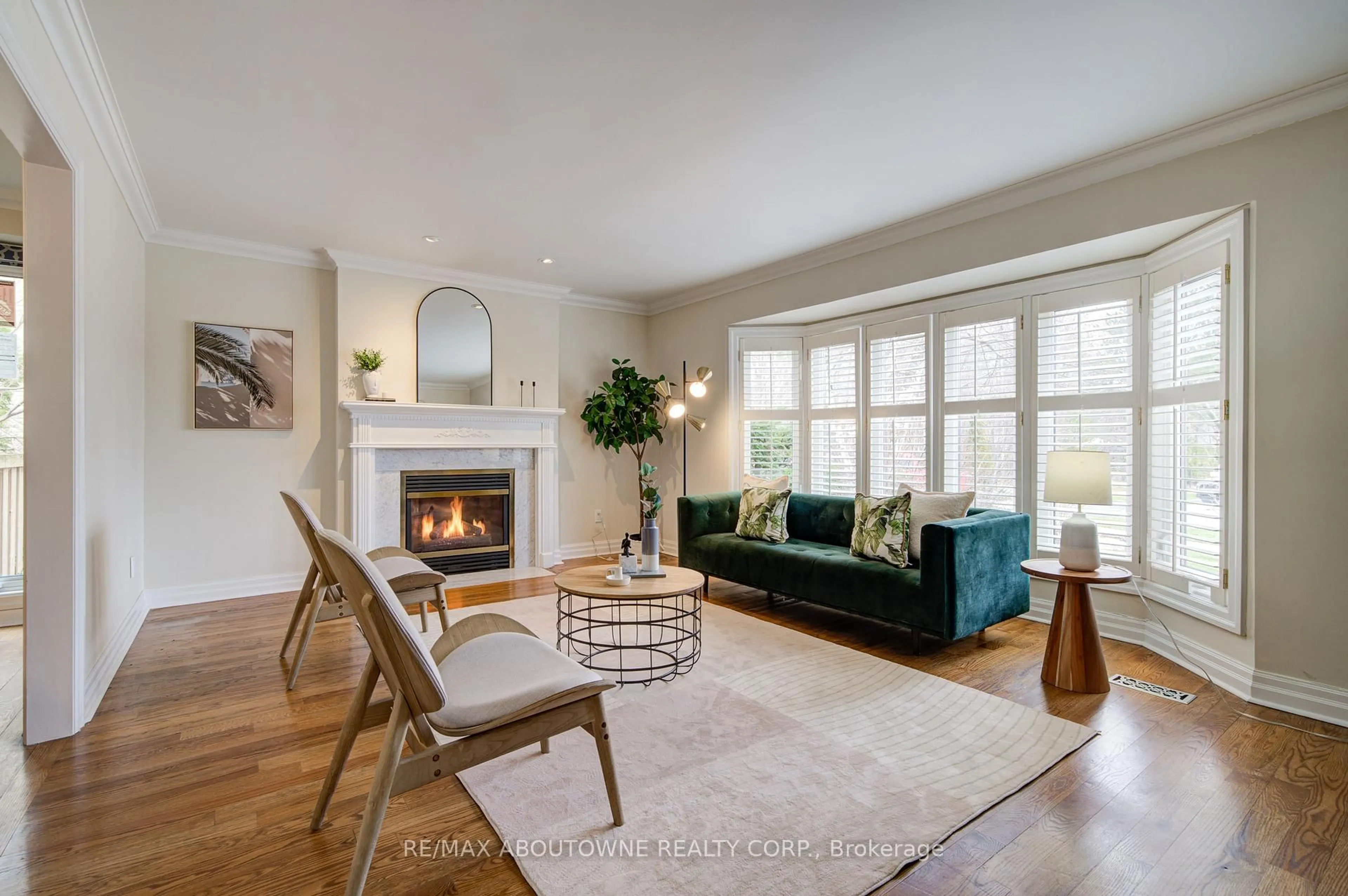 Living room with furniture, unknown for 1328 King Henry Crt, Oakville Ontario L6M 2Y6