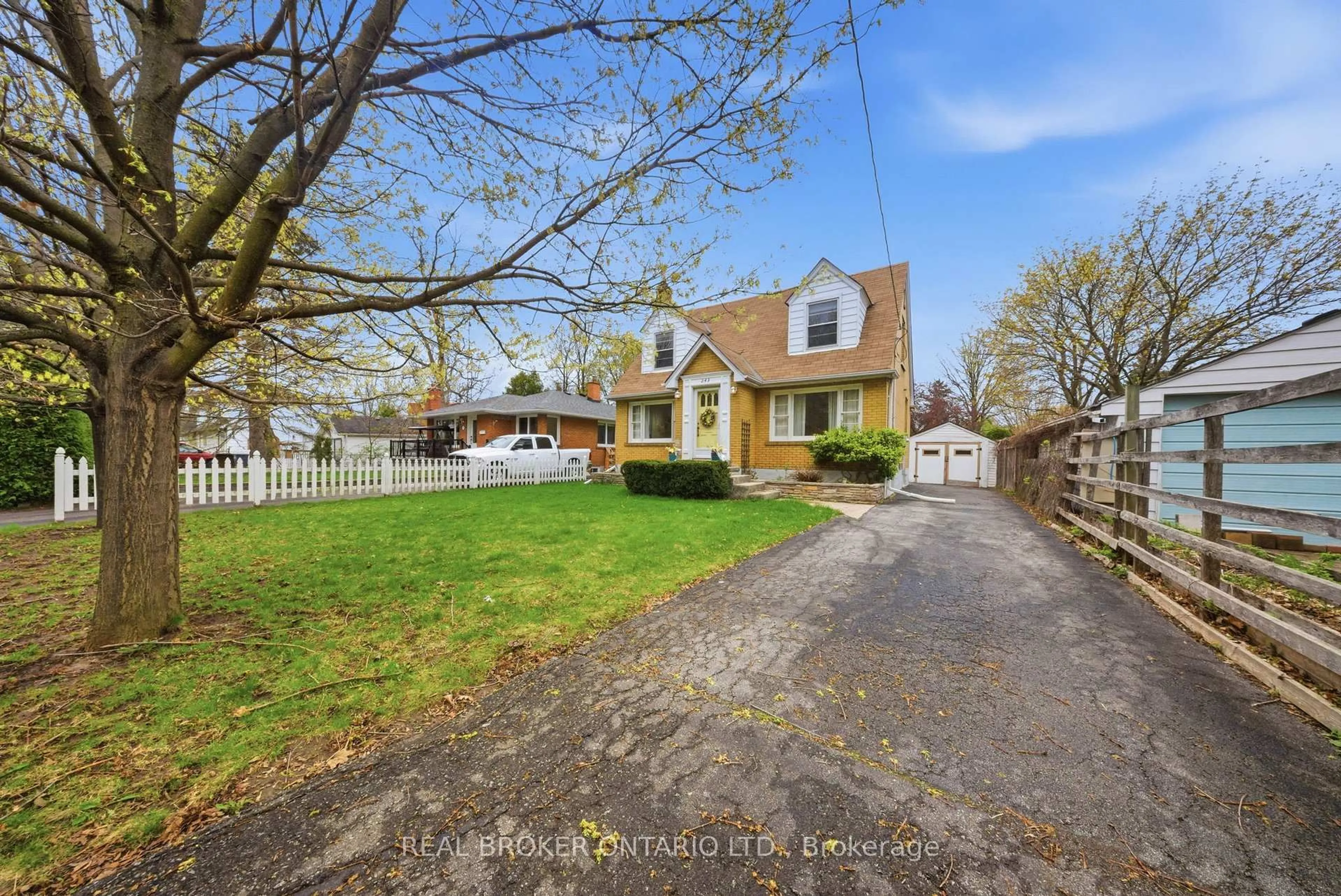 A pic from outside/outdoor area/front of a property/back of a property/a pic from drone, street for 243 Sydney St, Milton Ontario L9T 1E2