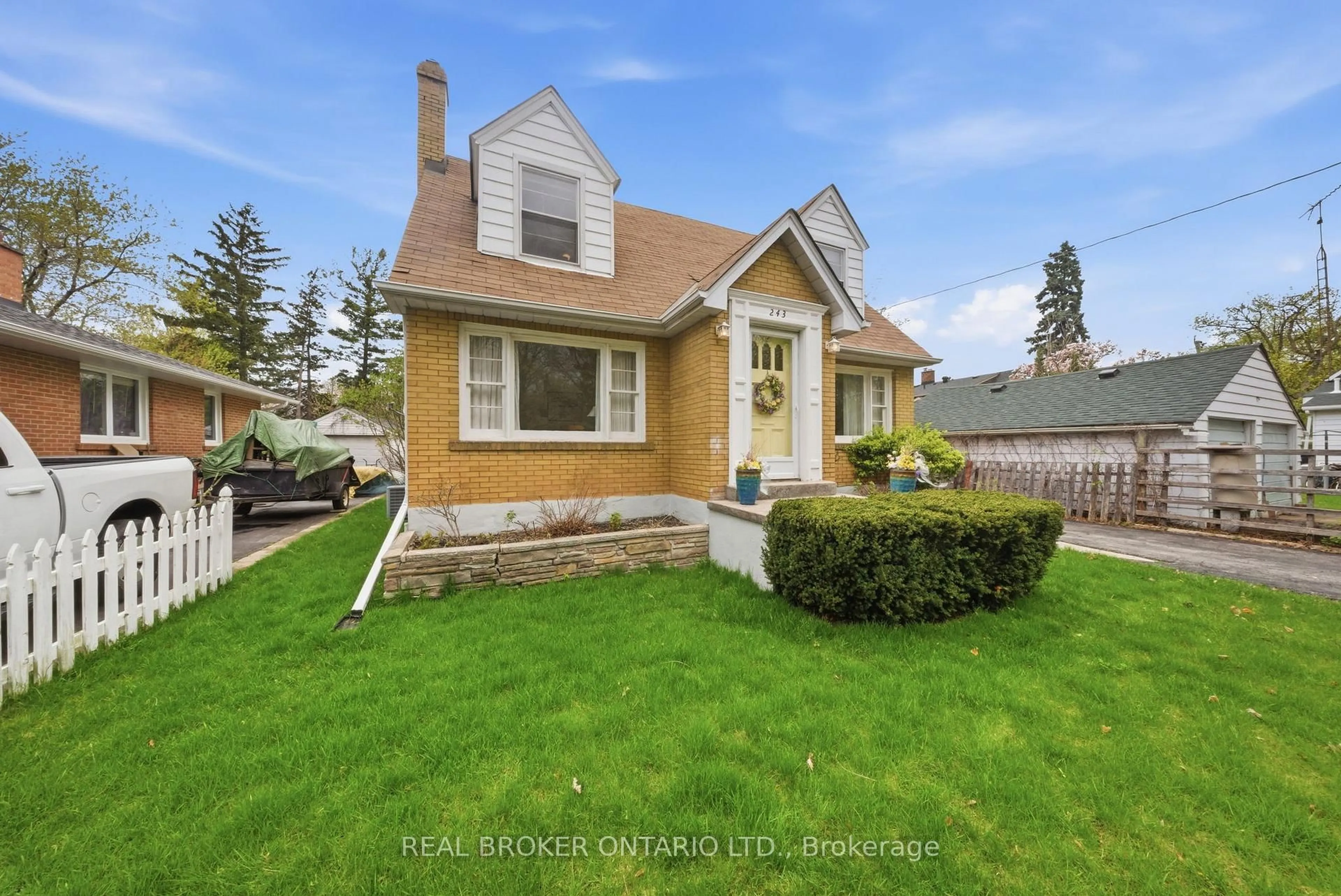 Home with vinyl exterior material, street for 243 Sydney St, Milton Ontario L9T 1E2