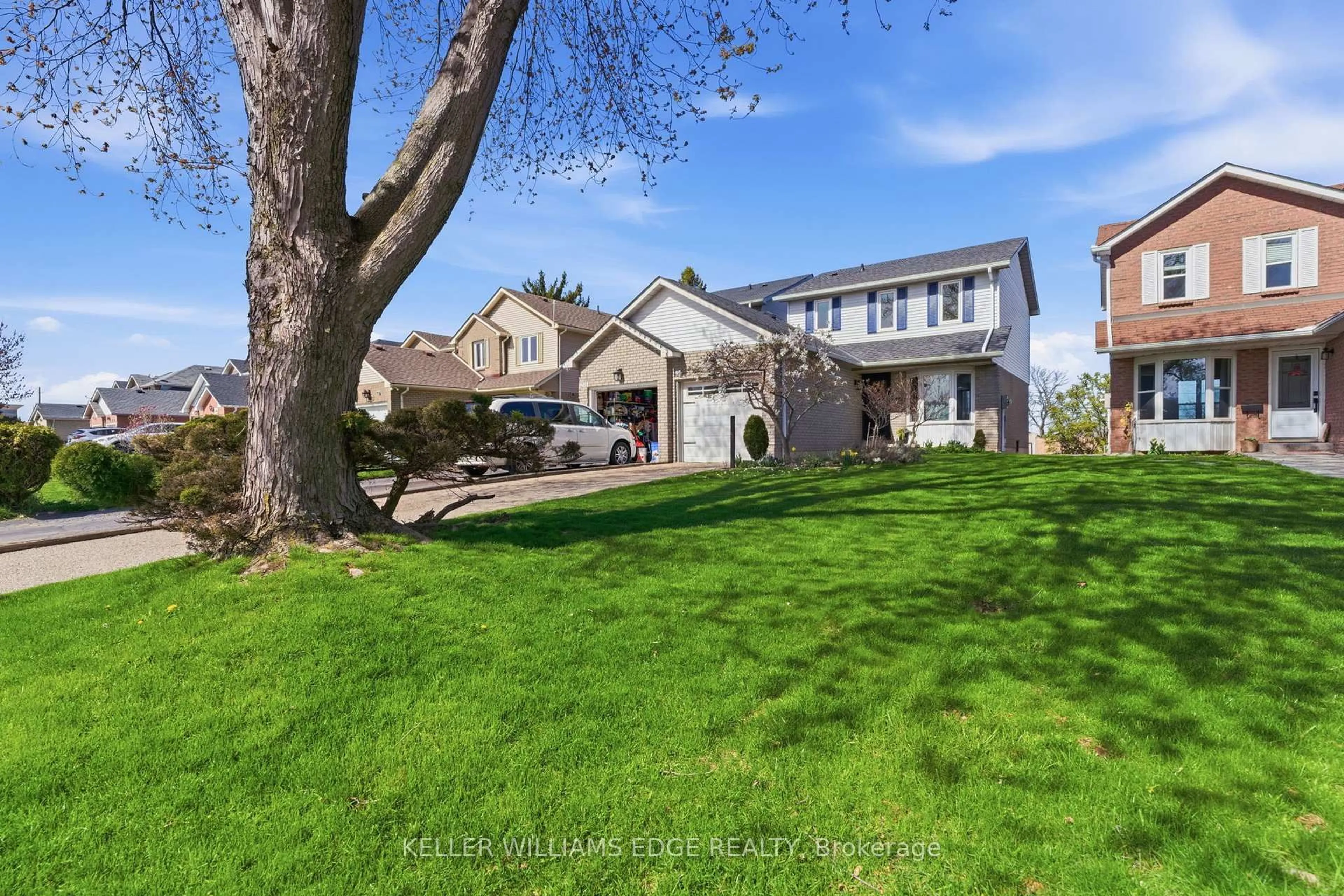 A pic from outside/outdoor area/front of a property/back of a property/a pic from drone, street for 2376 Brunswick Crt, Burlington Ontario L7P 4P2