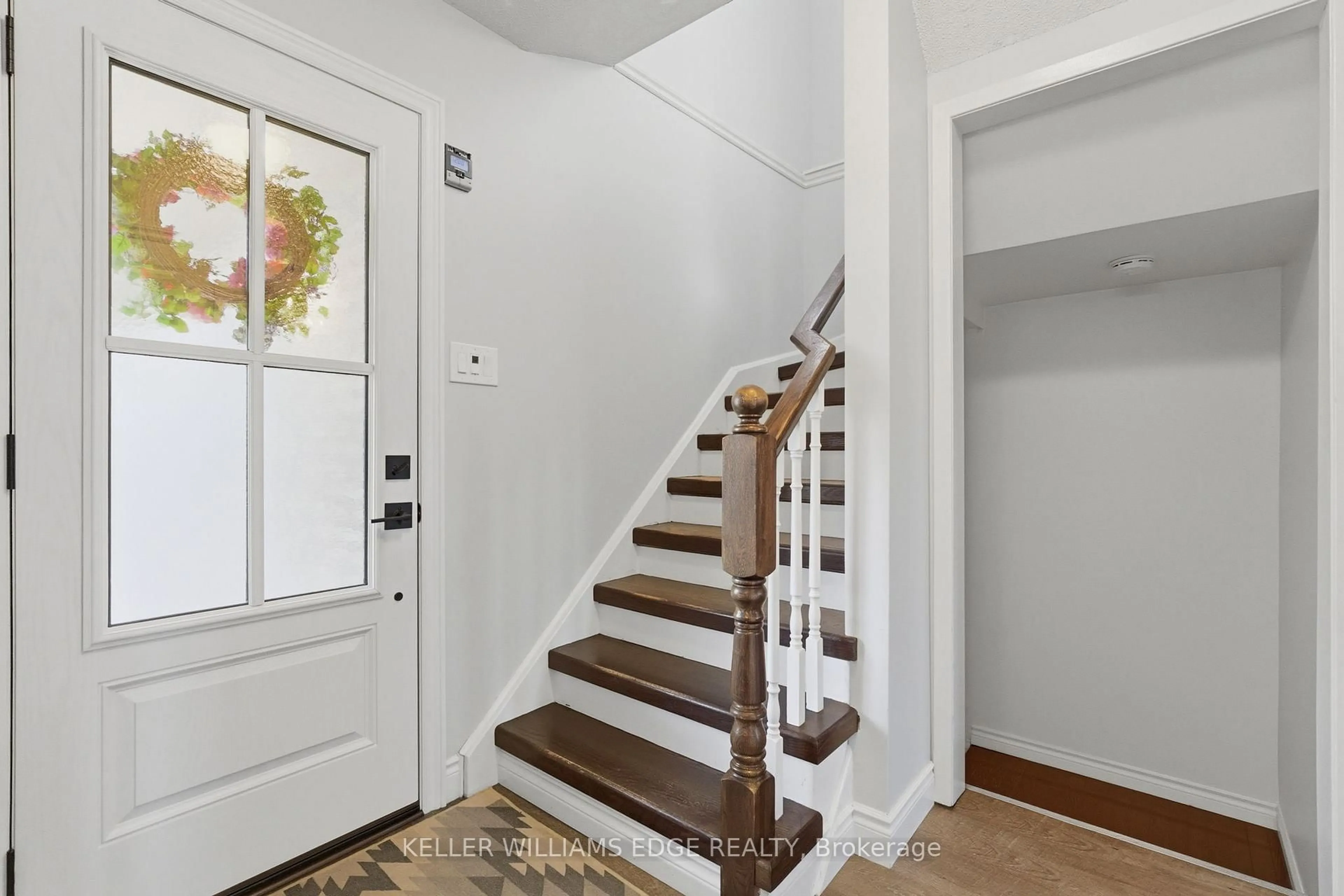 Indoor entryway for 2376 Brunswick Crt, Burlington Ontario L7P 4P2