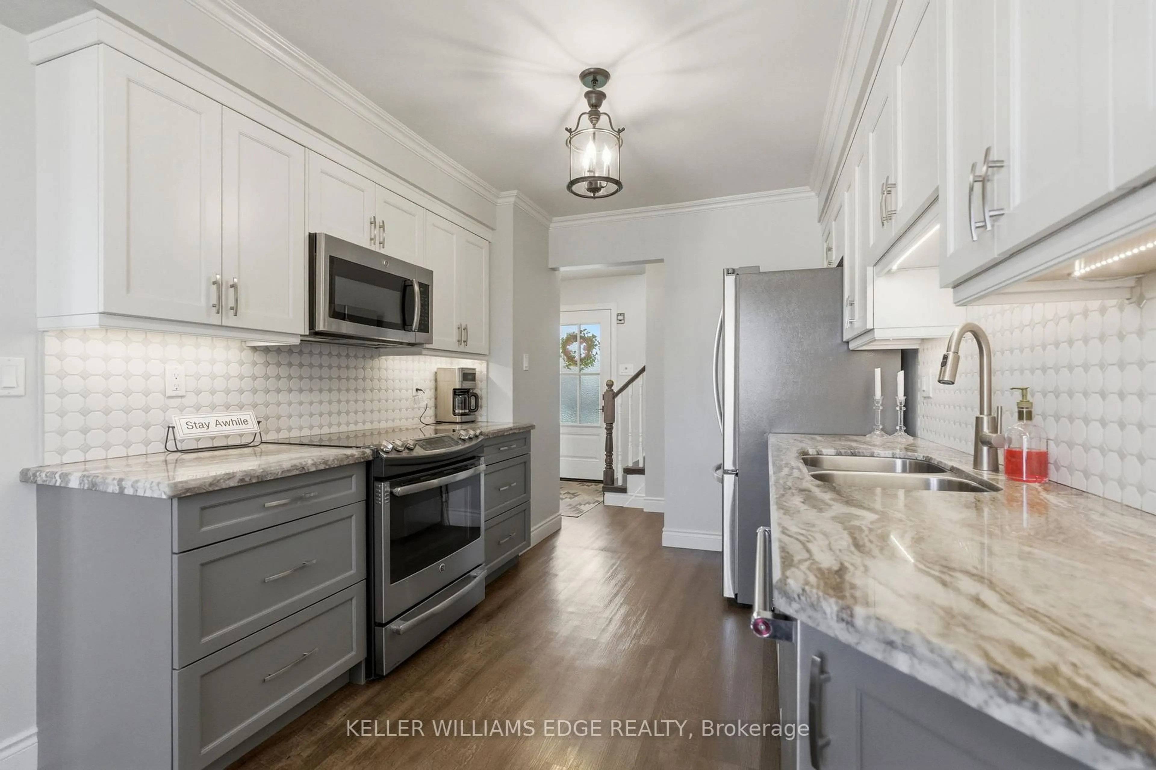 Open concept kitchen, ceramic/tile floor for 2376 Brunswick Crt, Burlington Ontario L7P 4P2