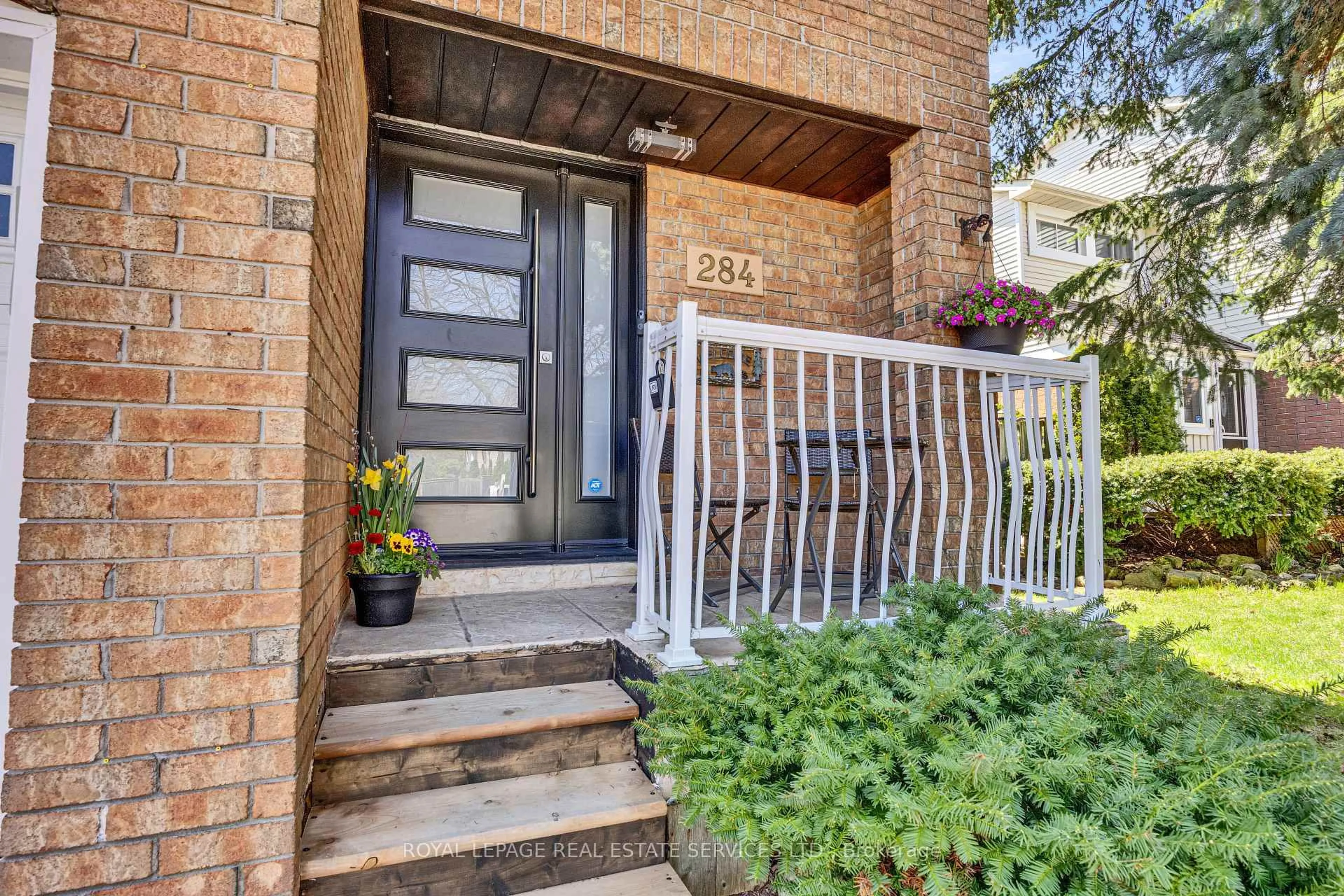 Indoor entryway for 284 Rimmington Dr, Oakville Ontario L6H 3N5
