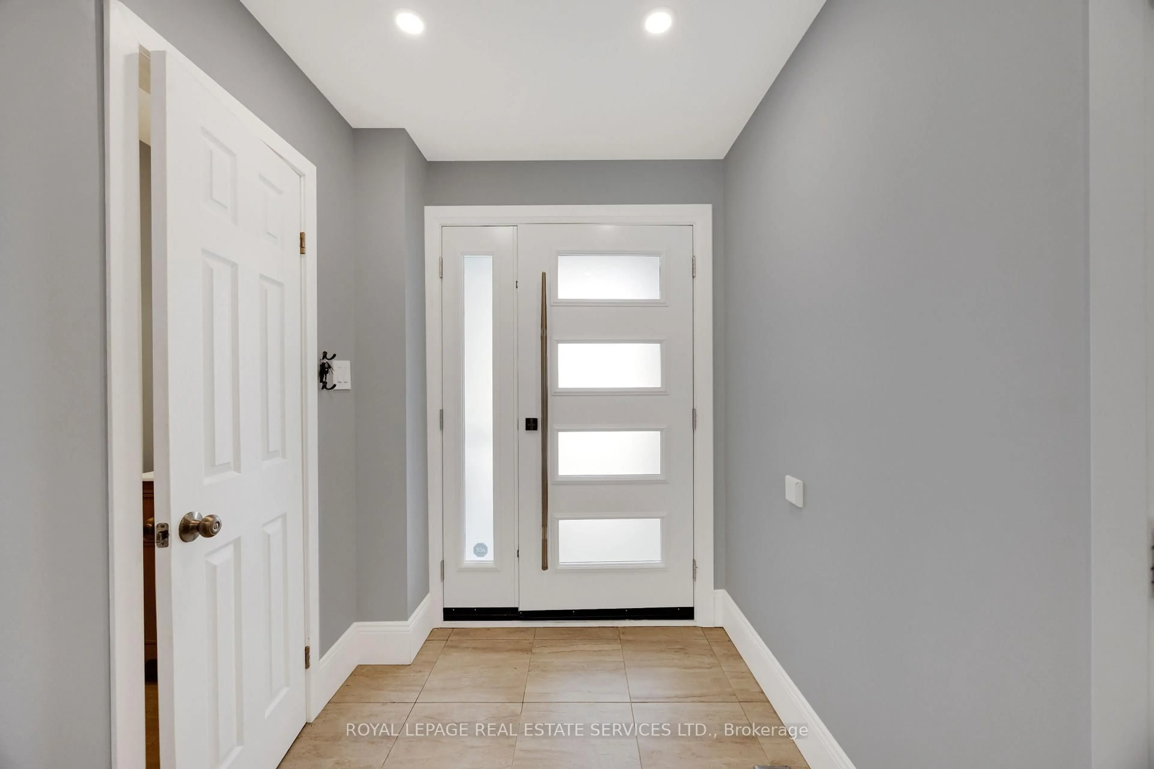 Indoor entryway for 284 Rimmington Dr, Oakville Ontario L6H 3N5