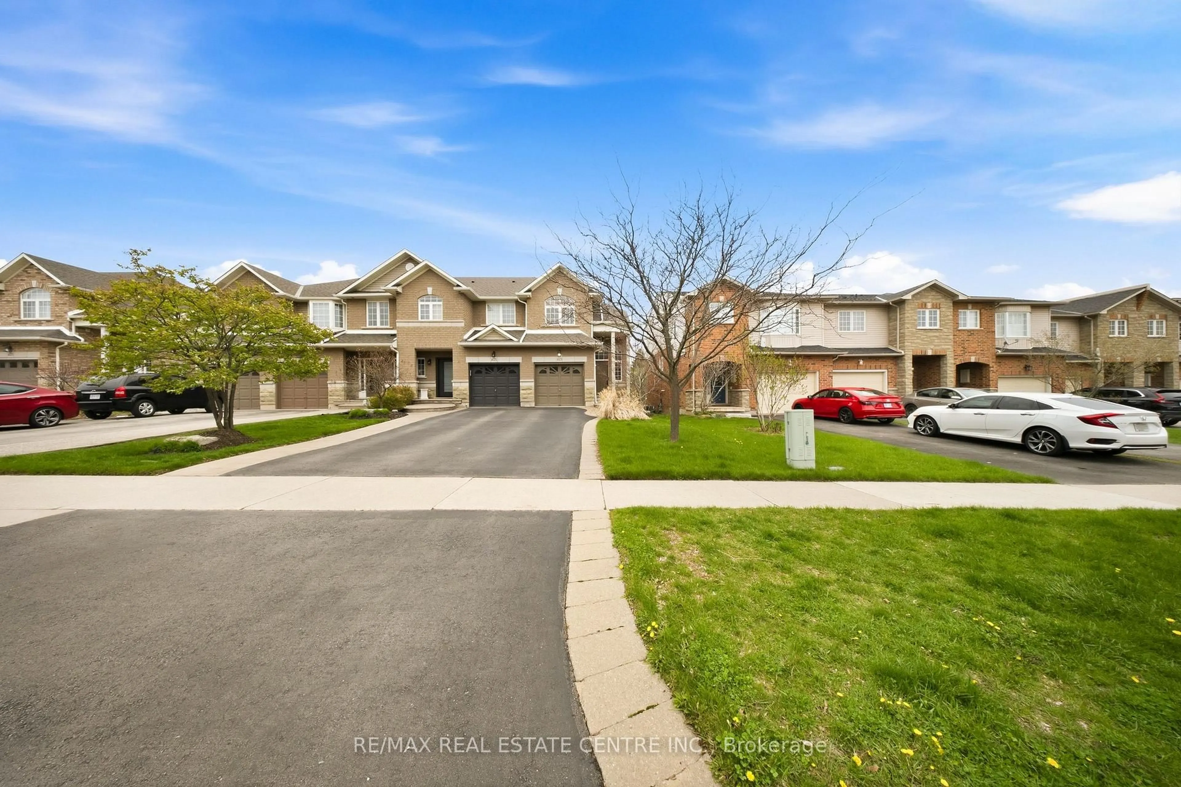 A pic from outside/outdoor area/front of a property/back of a property/a pic from drone, street for 4123 MEDLAND Dr, Burlington Ontario L7M 4Z7