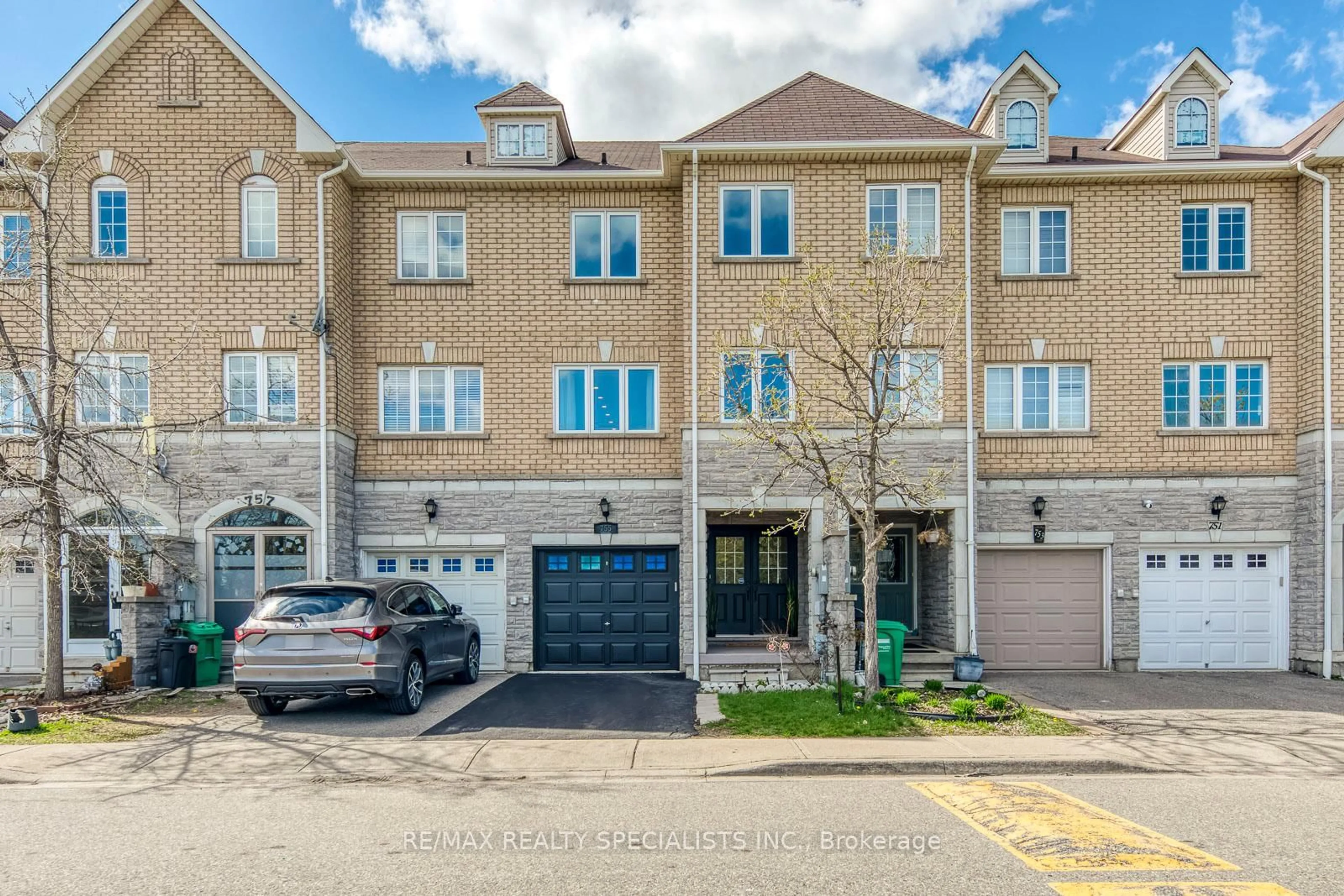A pic from outside/outdoor area/front of a property/back of a property/a pic from drone, street for 755 Candlestick Circ, Mississauga Ontario L4Z 0B4