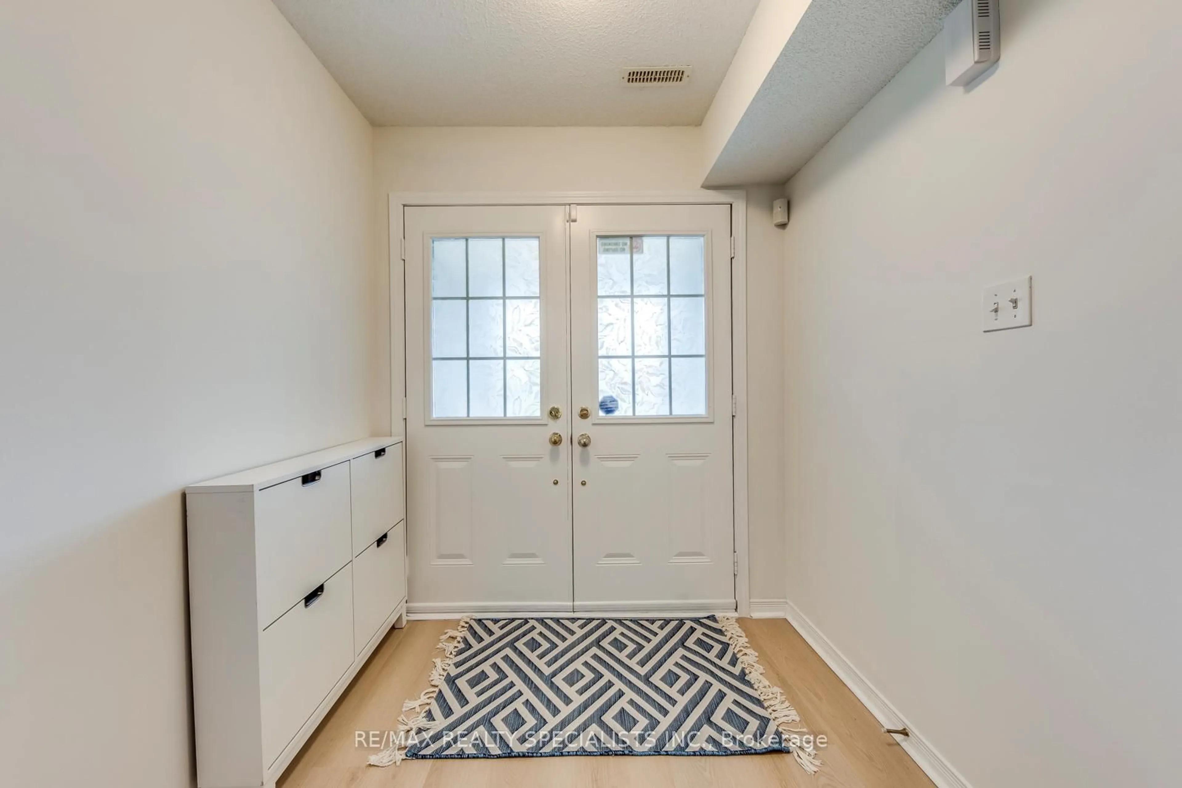 Indoor entryway for 755 Candlestick Circ, Mississauga Ontario L4Z 0B4