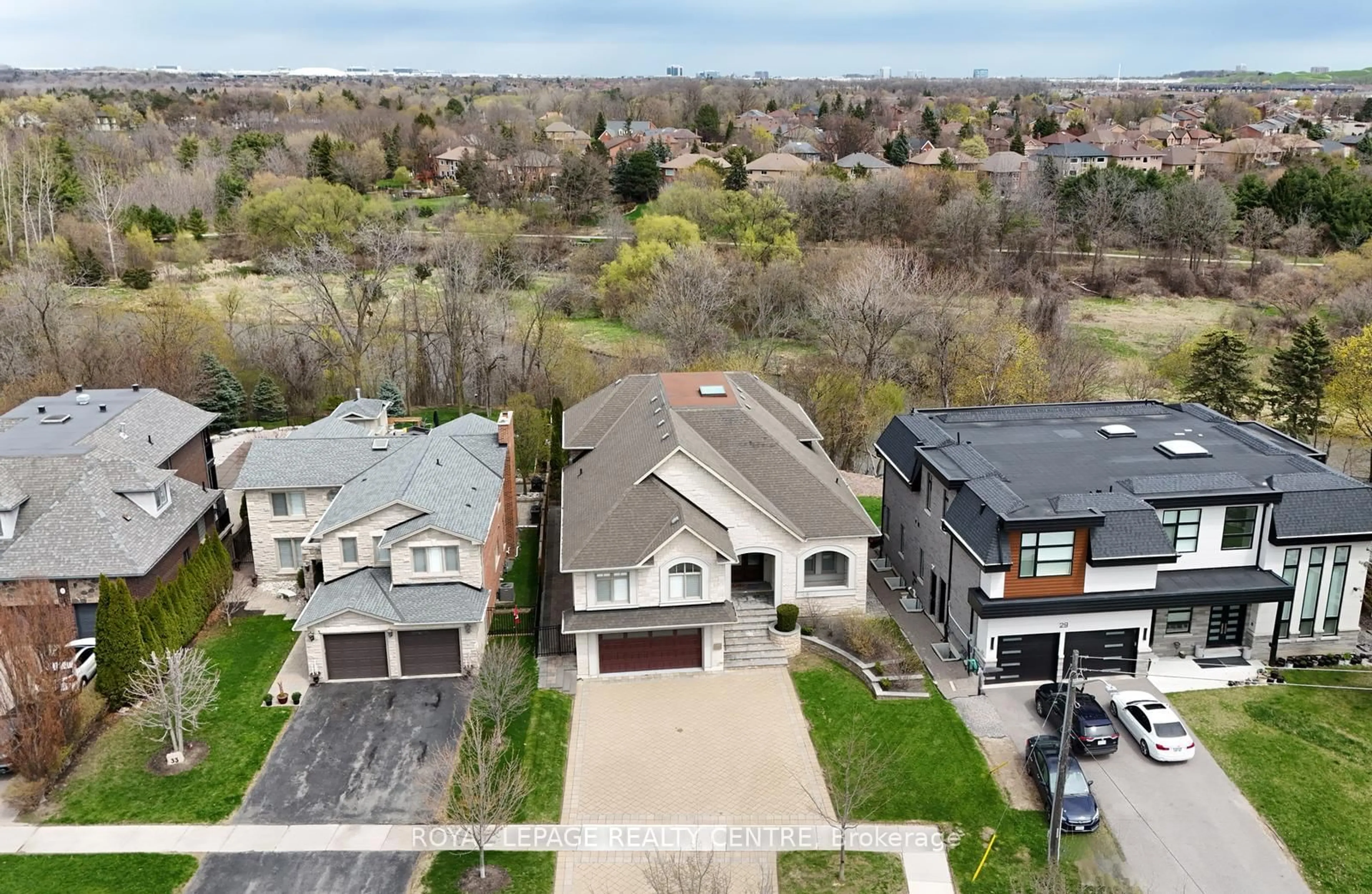 A pic from outside/outdoor area/front of a property/back of a property/a pic from drone, street for 31 Plainsman Rd, Mississauga Ontario L5N 1C4