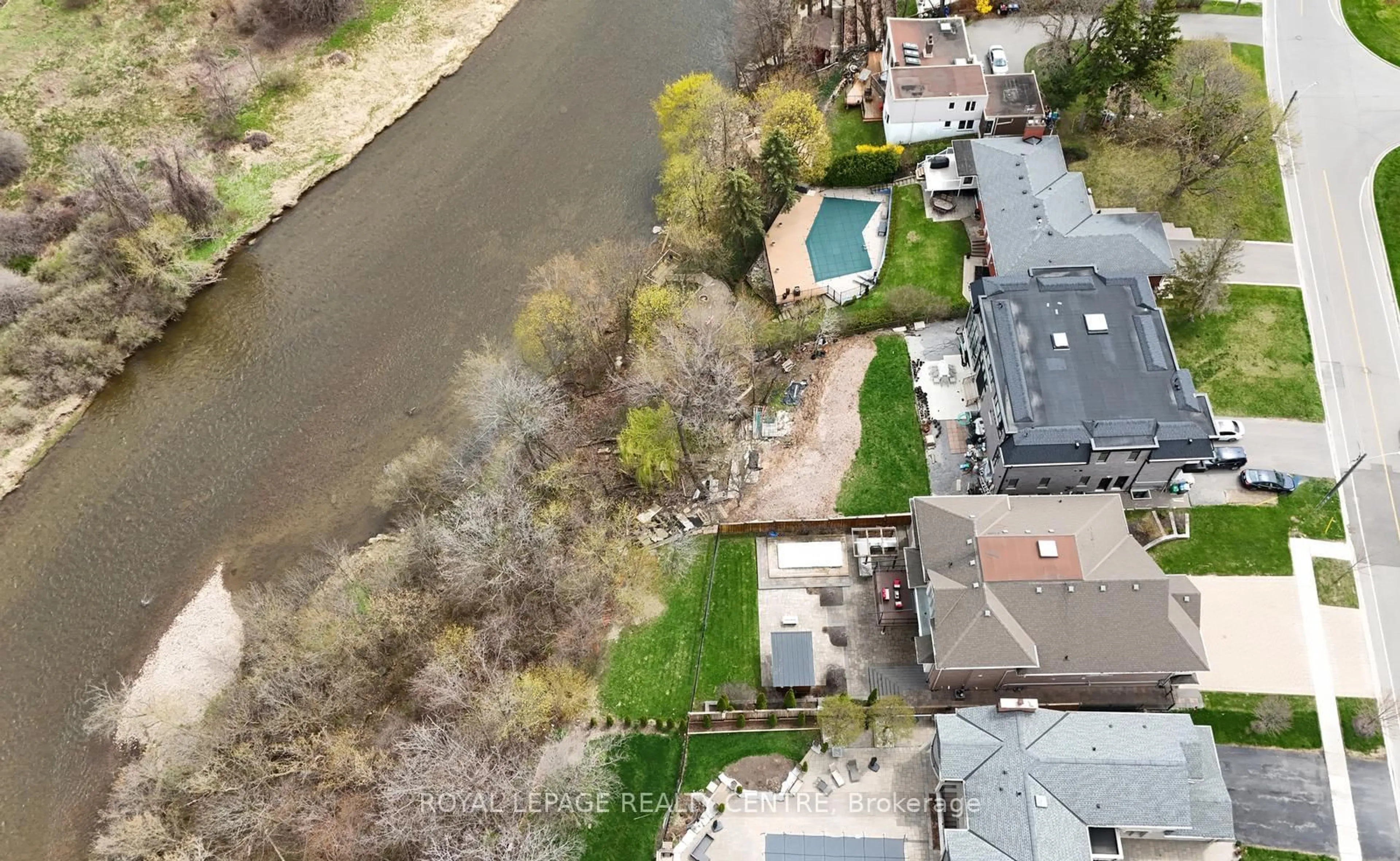 A pic from outside/outdoor area/front of a property/back of a property/a pic from drone, water/lake/river/ocean view for 31 Plainsman Rd, Mississauga Ontario L5N 1C4