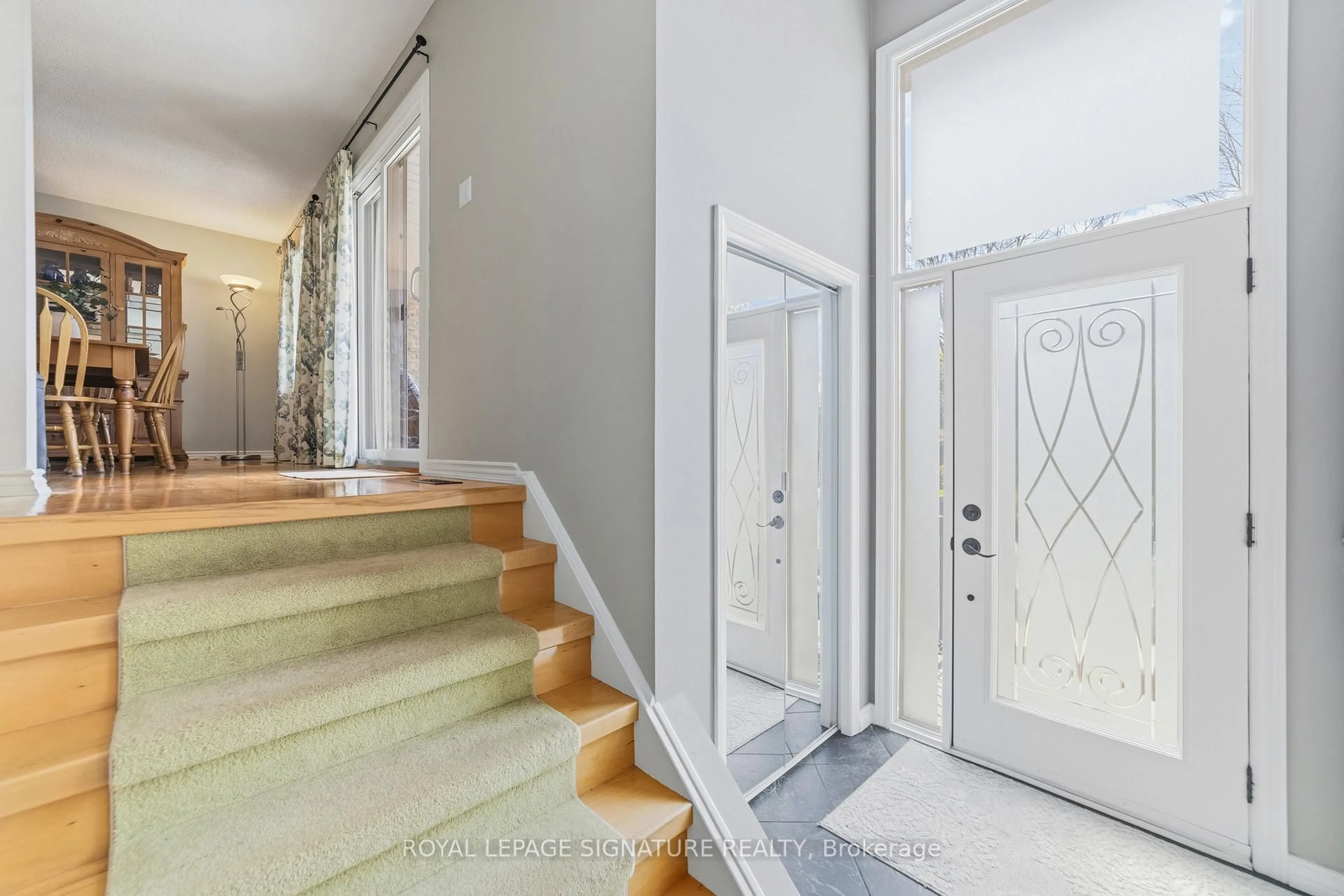 Indoor entryway for 1426 Kimberley Dr, Oakville Ontario L6H 2Y4