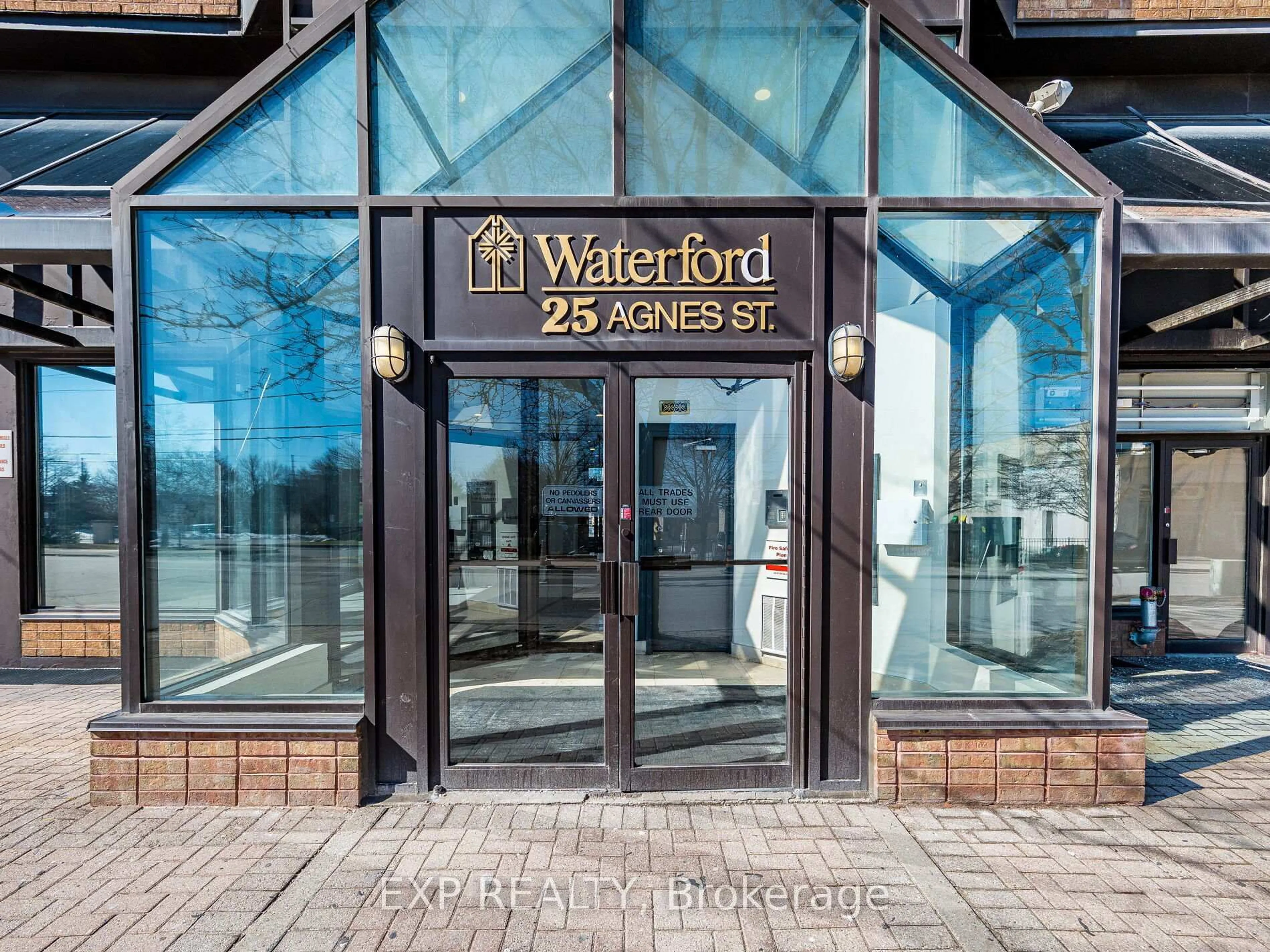 Indoor foyer for 25 Agnes St #907, Mississauga Ontario L5B 3X7