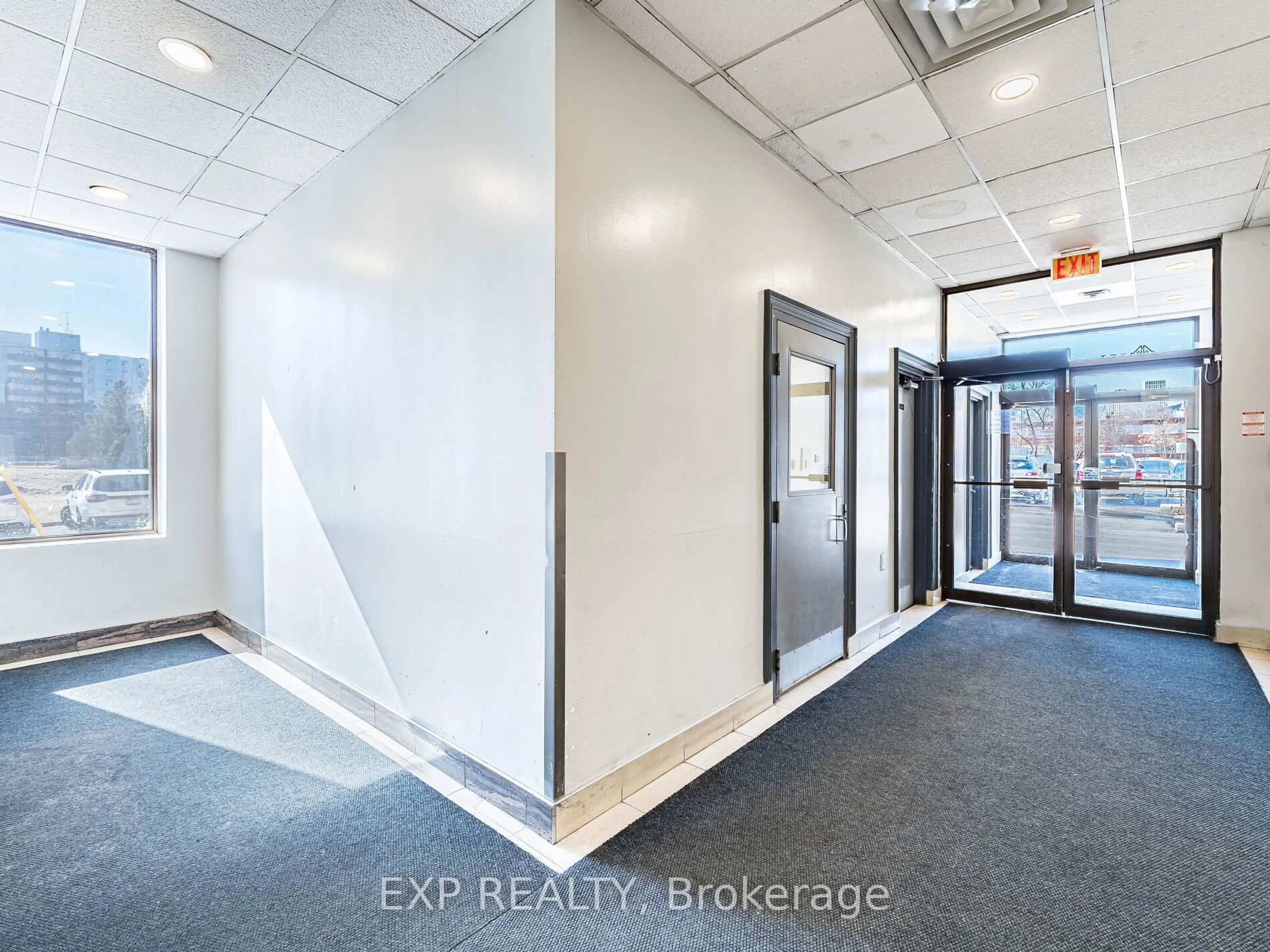 Indoor foyer for 25 Agnes St #907, Mississauga Ontario L5B 3X7