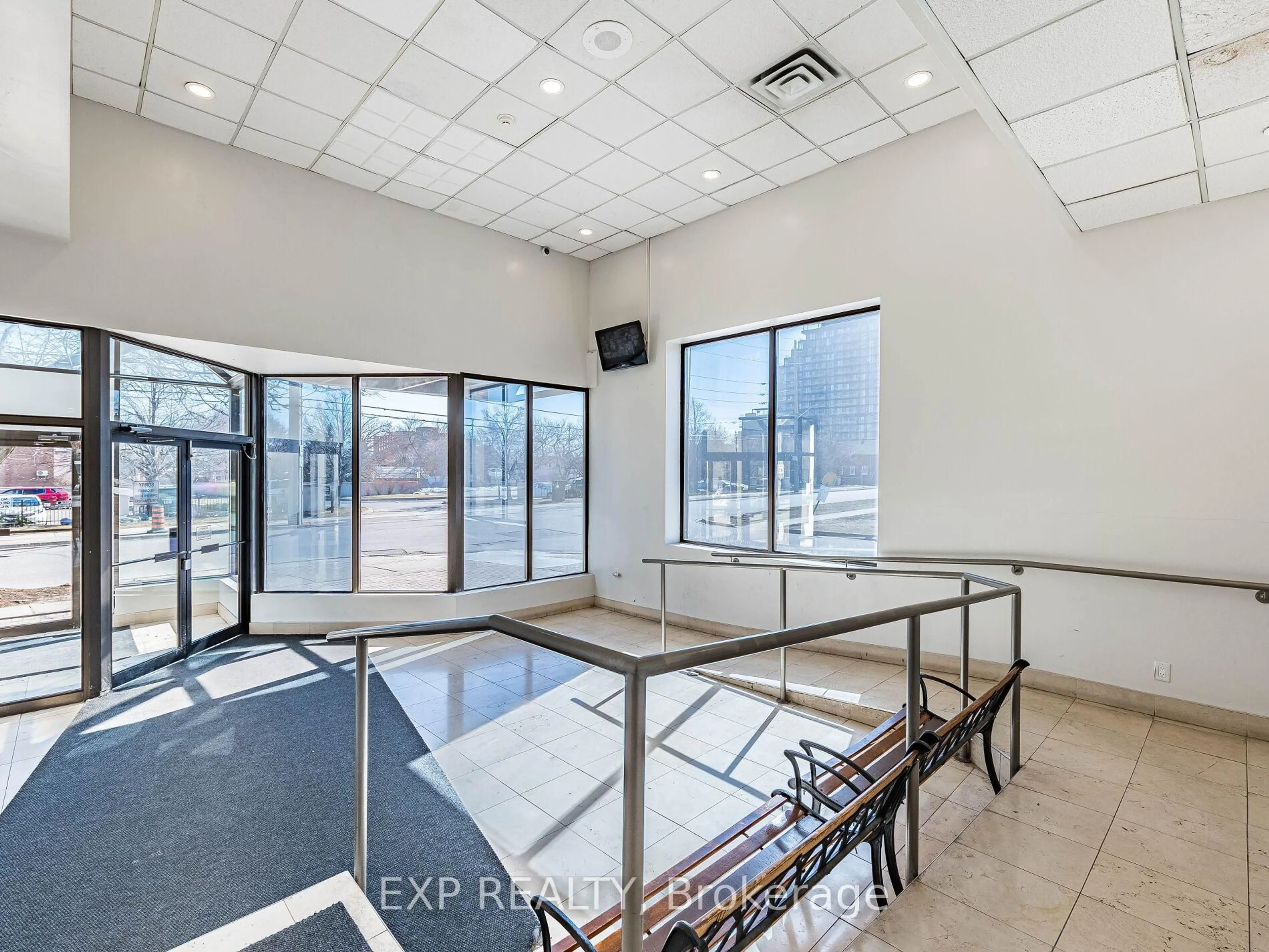 Indoor foyer for 25 Agnes St #907, Mississauga Ontario L5B 3X7