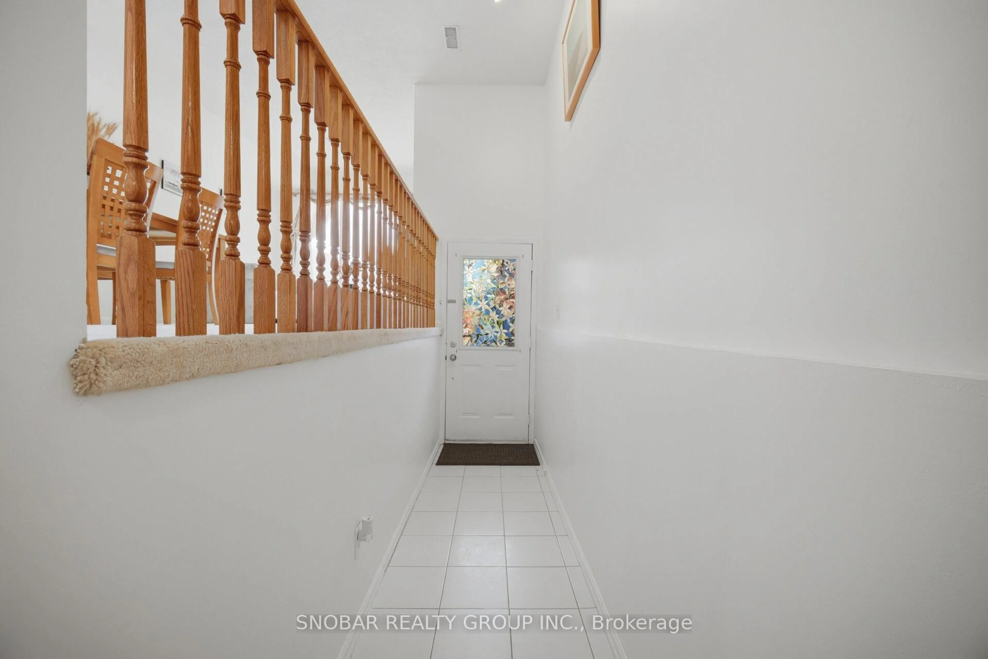 Indoor foyer for 1050 Bristol Rd #31, Mississauga Ontario L5V 2E8