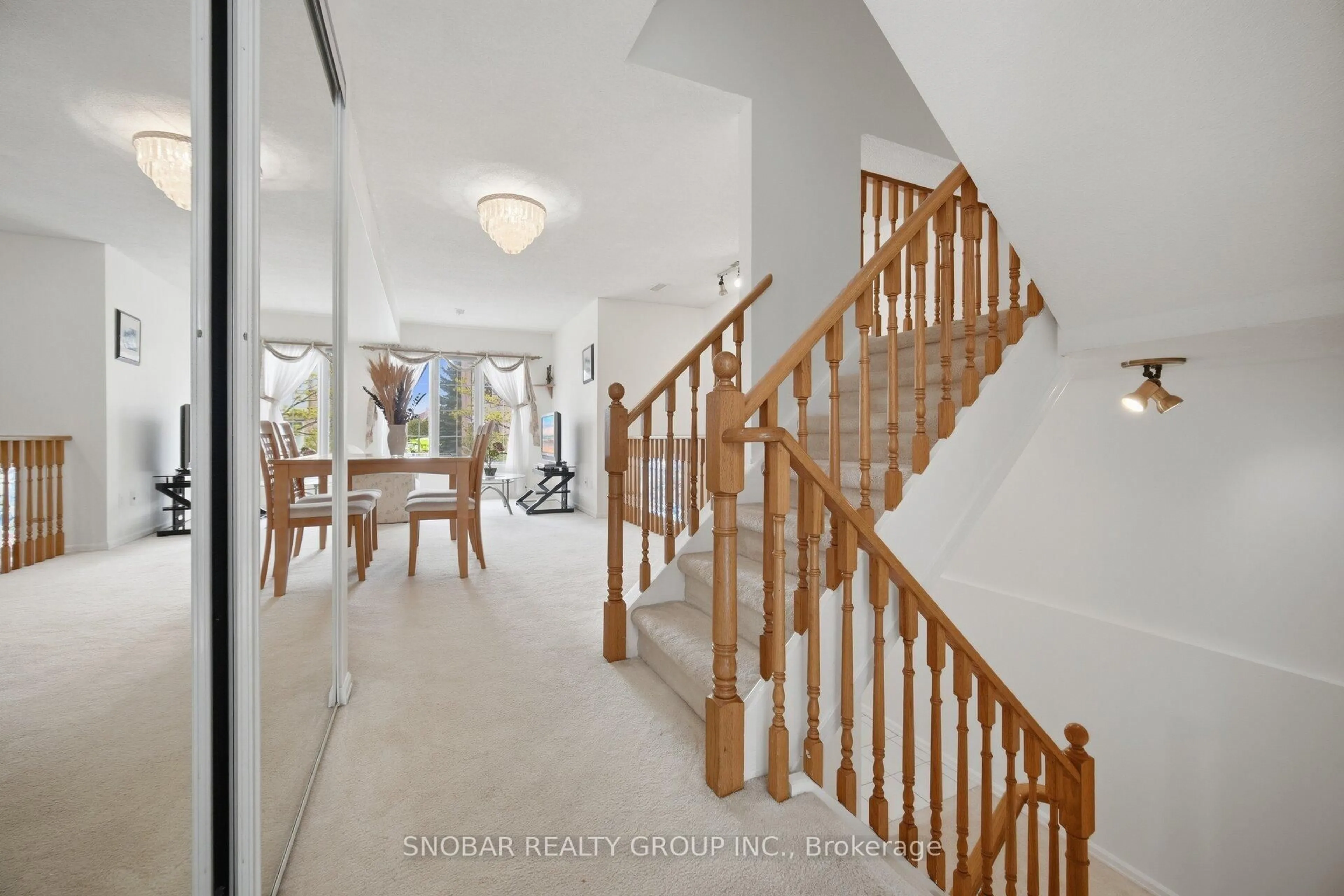 Indoor foyer for 1050 Bristol Rd #31, Mississauga Ontario L5V 2E8