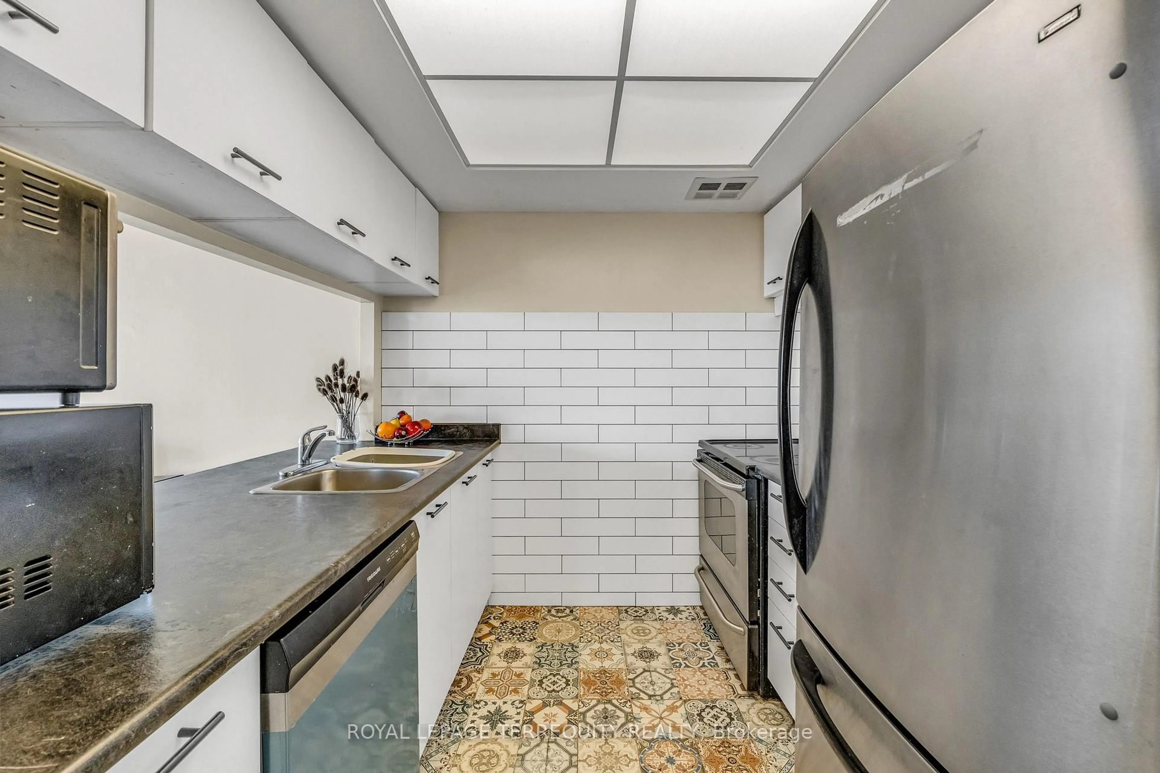Standard kitchen, ceramic/tile floor for 250 Webb Dr #1512, Mississauga Ontario L5B 3Z4