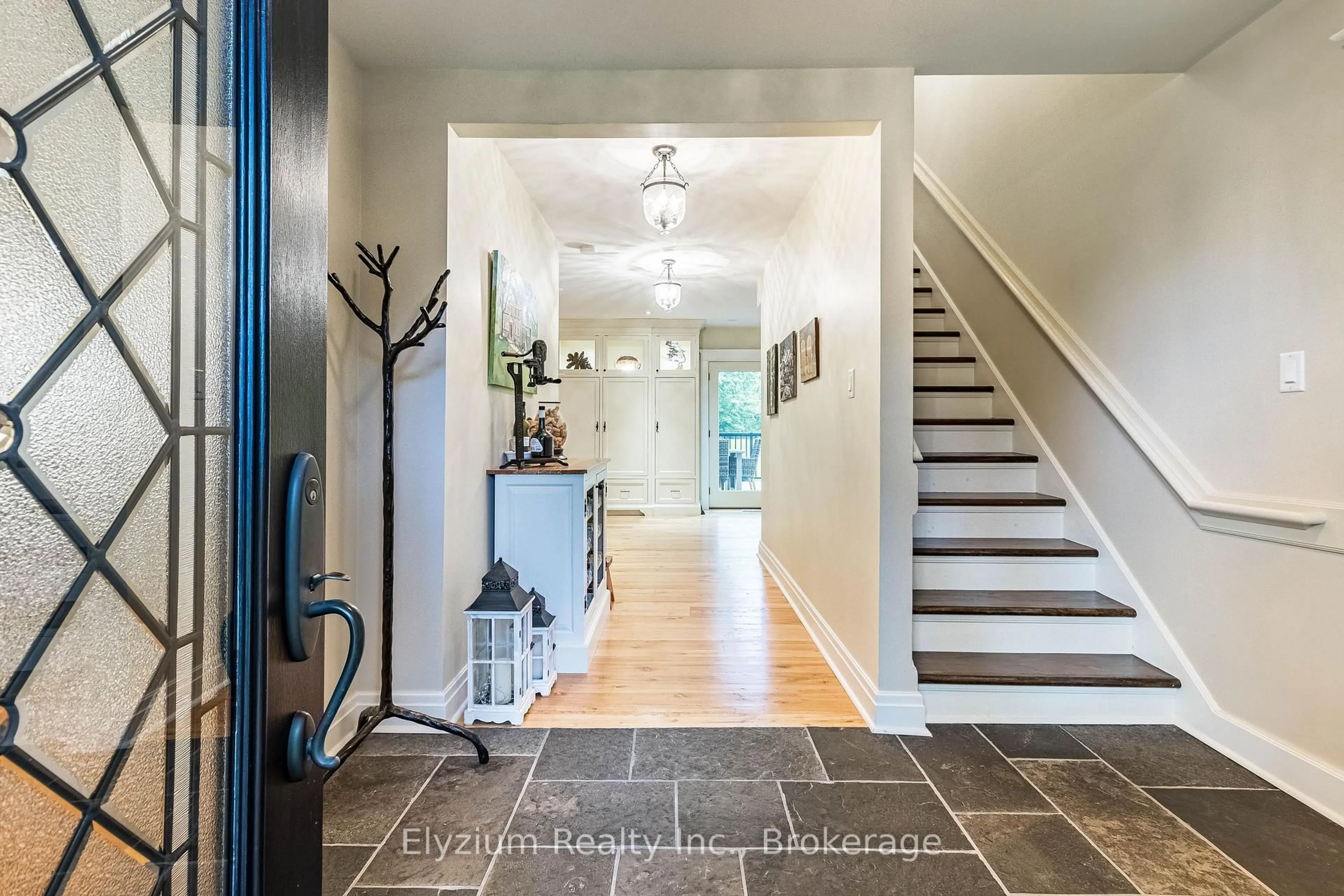 Indoor entryway for 27 Cedar Dr, Caledon Ontario L7K 1H5