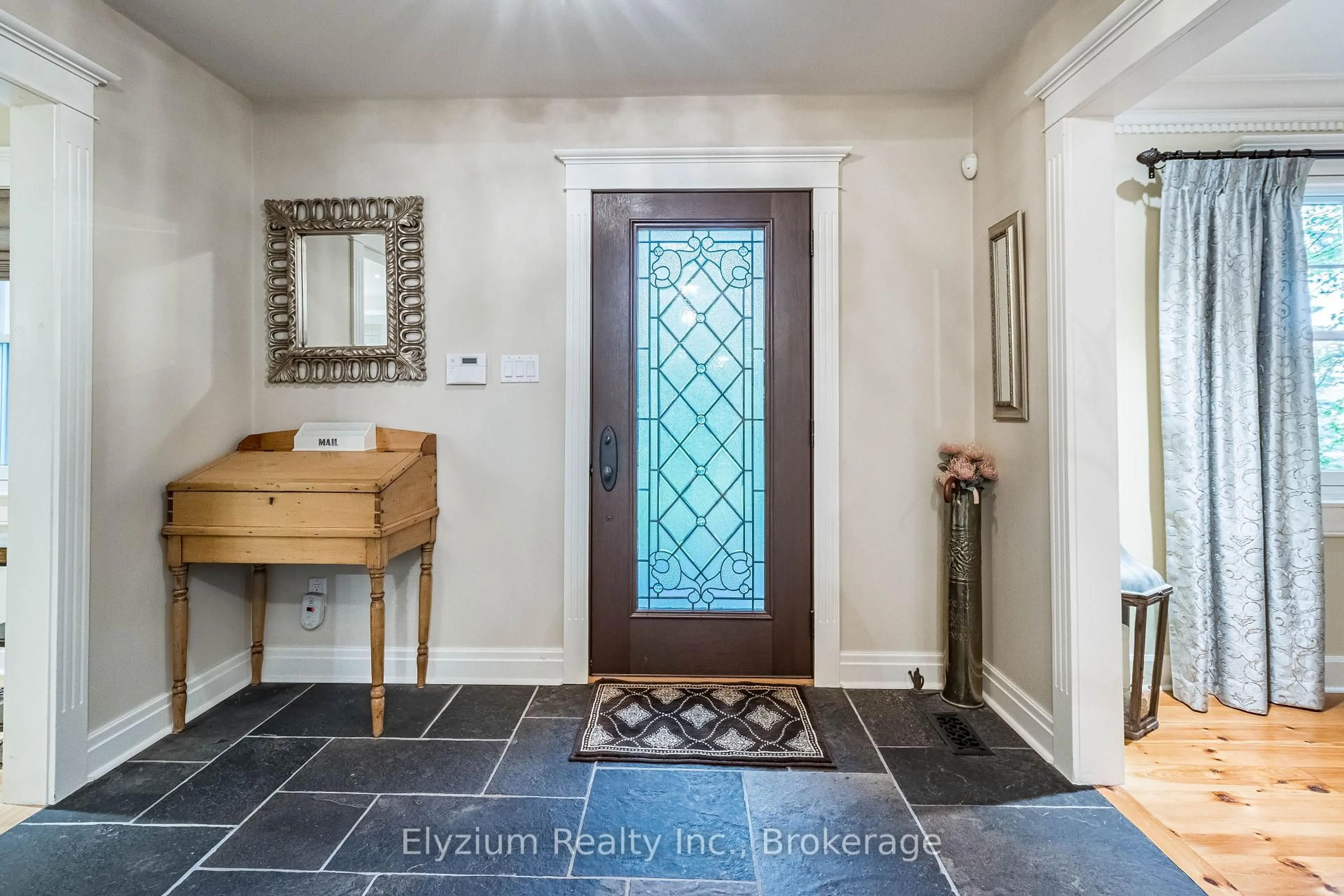 Indoor entryway for 27 Cedar Dr, Caledon Ontario L7K 1H5
