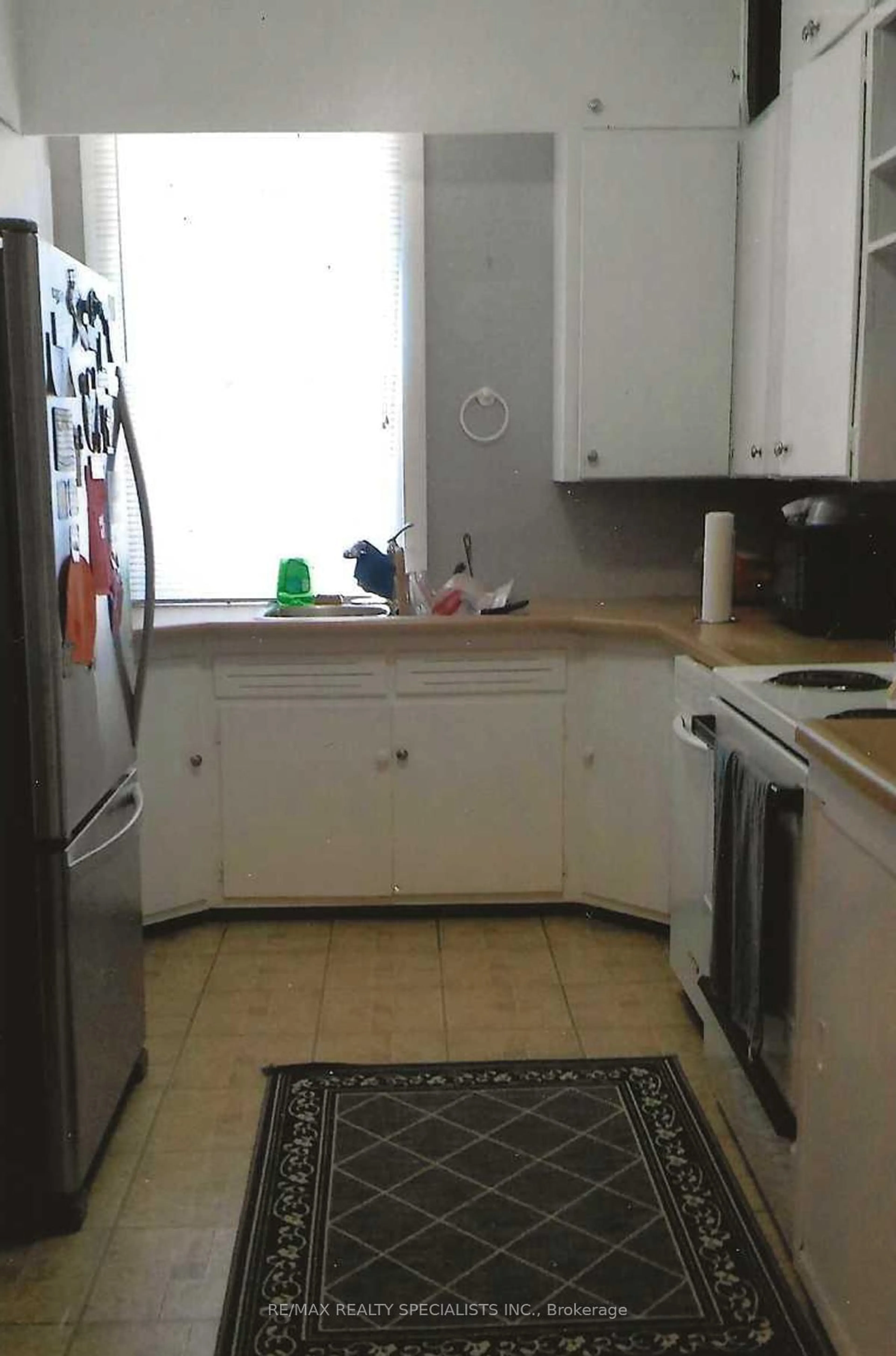 Standard kitchen, floor is not visible for 16 Wellington St, Brampton Ontario L6W 1Y2
