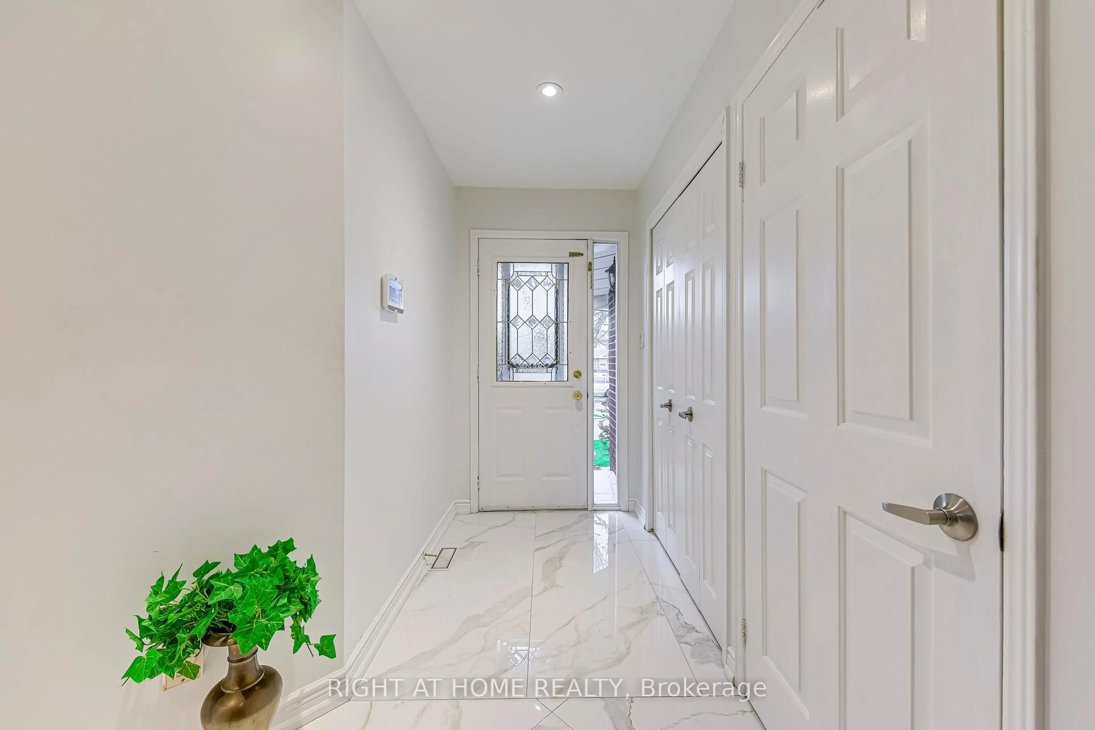 Indoor entryway for 3233 Wilmar Cres, Mississauga Ontario L5L 4B1